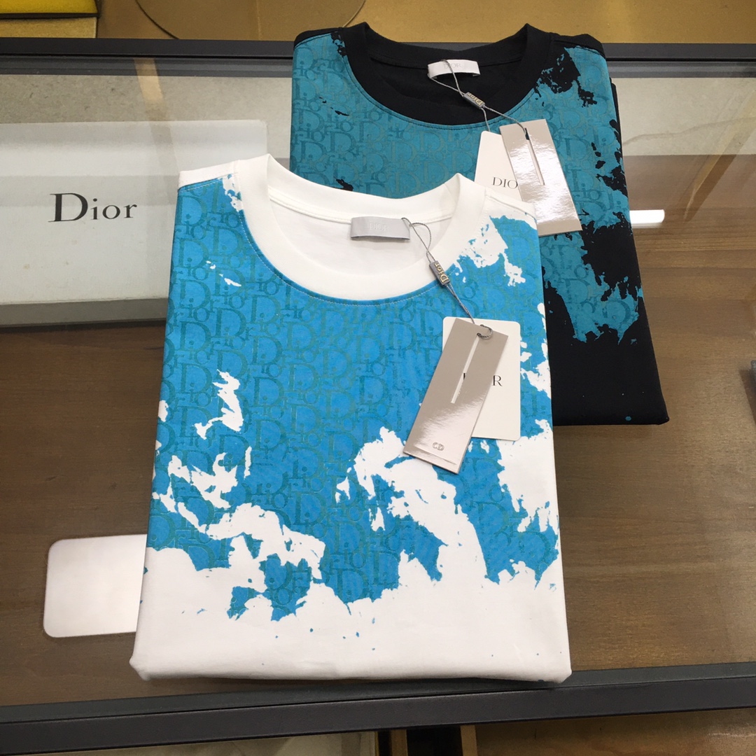 NO:132742,New product [Di...r] (S-2XL, slightly wide) High-end fabric 250 grams plain cotton 2025 spring and summer counter new product short-sleeved fashion classic round neck short-sleeved fashion item design, more fashionable and comfortable, high-standard customization, very stylish upper body, classic LOGO pattern on the chest brand customer-supplied auxiliary materials, customer-supplied imported high-end fabric with very delicate texture, exquisite details and exquisite craftsmanship, extremely shaping item, can be matched with any fashion, super good style, a must-have item for trendy men Size S-XXL!  ,T-shirt,alexander wang19860909新品【Di...r】（S-2XL,微阔） 高定面料 250克平纹纯棉 2025春夏专柜新品短袖时尚经典圆领短袖 时尚单品设计,更加时尚舒适,高标准定制,上身非常有型,胸前品牌经典LOGO 图案 客供辅料,客供进口高档面料质感非常细腻,细节工艺精湛考究,塑造性极高的一款单品,任何时装都可以搭配,版型超级好 潮男必备单品 尺码S-XXL！,,T-shirt,alexander wang,Men's clothing