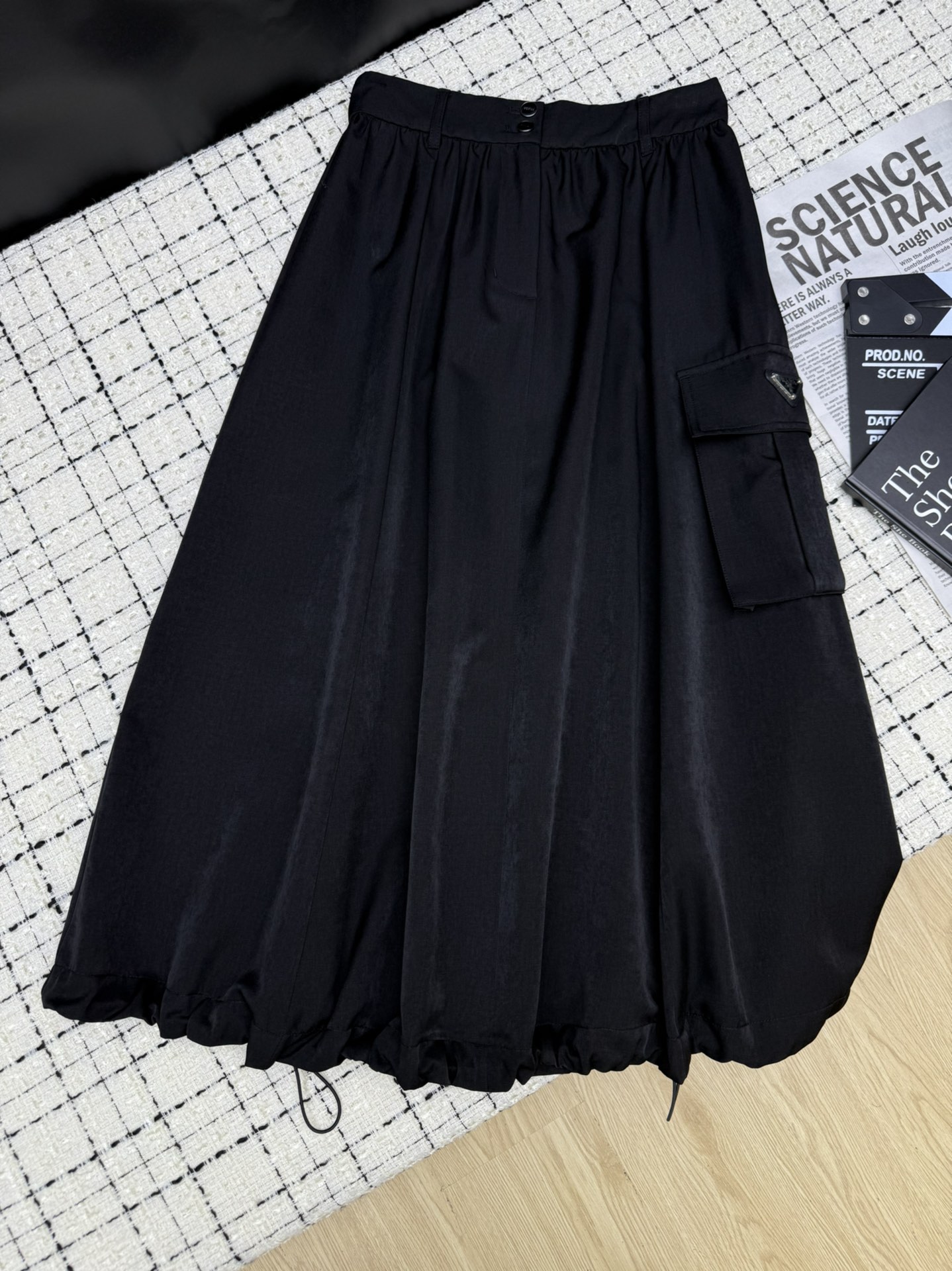 NO:327314,Super temperament 25 new style, elastic drawstring long skirt at hem, matched with all kinds of versatile, whether it is a casual T-shirt or shirt, a universal skirt, the upper body looks too thin, this length is also very high, uses a fabric that is not easy to wrinkle, very textured, two colors SML, skirts, tees, t-shirt, alexander wang19860909超绝的气质 25新款 下摆松紧抽绳长半裙 搭配各种百搭 无论是休闲的T恤或者衬衣都可以搭 属于万能款半裙 上身太显瘦了 这个长度也很显高 采用不易皱面料 很显质感 两色SML,,skirts,tees，t-shirt,alexander wang,Women's clothing