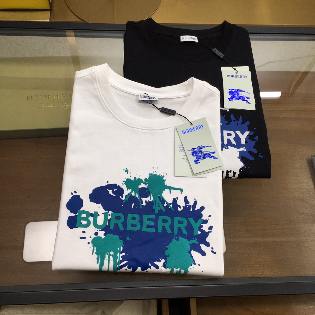 NO:132746,New product [Burebr...y] (S-2XL, slightly wide) High-end fabric 250 grams plain-patterned cotton 2025 spring and summer counter new product short-sleeved fashion classic round neck short-sleeved fashion item design, more fashionable and comfortable, high-standard customization, very stylish upper body, classic LOGO pattern on the chest brand customer-supplied auxiliary materials, customer-supplied imported high-end fabric with very delicate texture, exquisite details and exquisite craftsmanship, extremely shaping item, can be matched with any fashion, super good style, a must-have item for trendy men Size S-XXL!  ,burberry,T-shirt,alexander wang19860909新品【Burebr...y】（S-2XL,微阔） 高定面料 250克平纹纯棉 2025春夏专柜新品短袖时尚经典圆领短袖 时尚单品设计,更加时尚舒适,高标准定制,上身非常有型,胸前品牌经典LOGO 图案 客供辅料,客供进口高档面料质感非常细腻,细节工艺精湛考究,塑造性极高的一款单品,任何时装都可以搭配,版型超级好 潮男必备单品 尺码S-XXL！,,burberry,T-shirt,alexander wang,Men's clothing