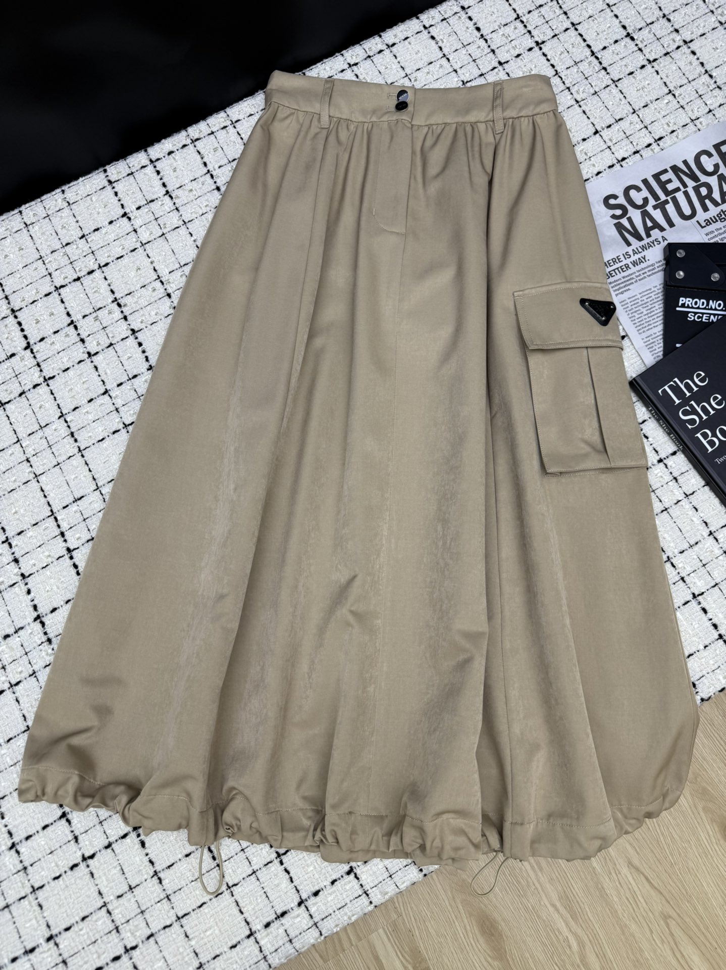 NO:327320,Super temperament 25 new style, elastic drawstring long skirt at hem, matched with all kinds of versatile, whether it is a casual T-shirt or shirt, a universal skirt, the upper body looks too thin, this length is also very high, uses a fabric that is not easy to wrinkle, very textured, two colors SML, skirts, tees, t-shirt, alexander wang19860909超绝的气质 25新款 下摆松紧抽绳长半裙 搭配各种百搭 无论是休闲的T恤或者衬衣都可以搭 属于万能款半裙 上身太显瘦了 这个长度也很显高 采用不易皱面料 很显质感 两色SML,,skirts,tees，t-shirt,alexander wang,Women's clothing