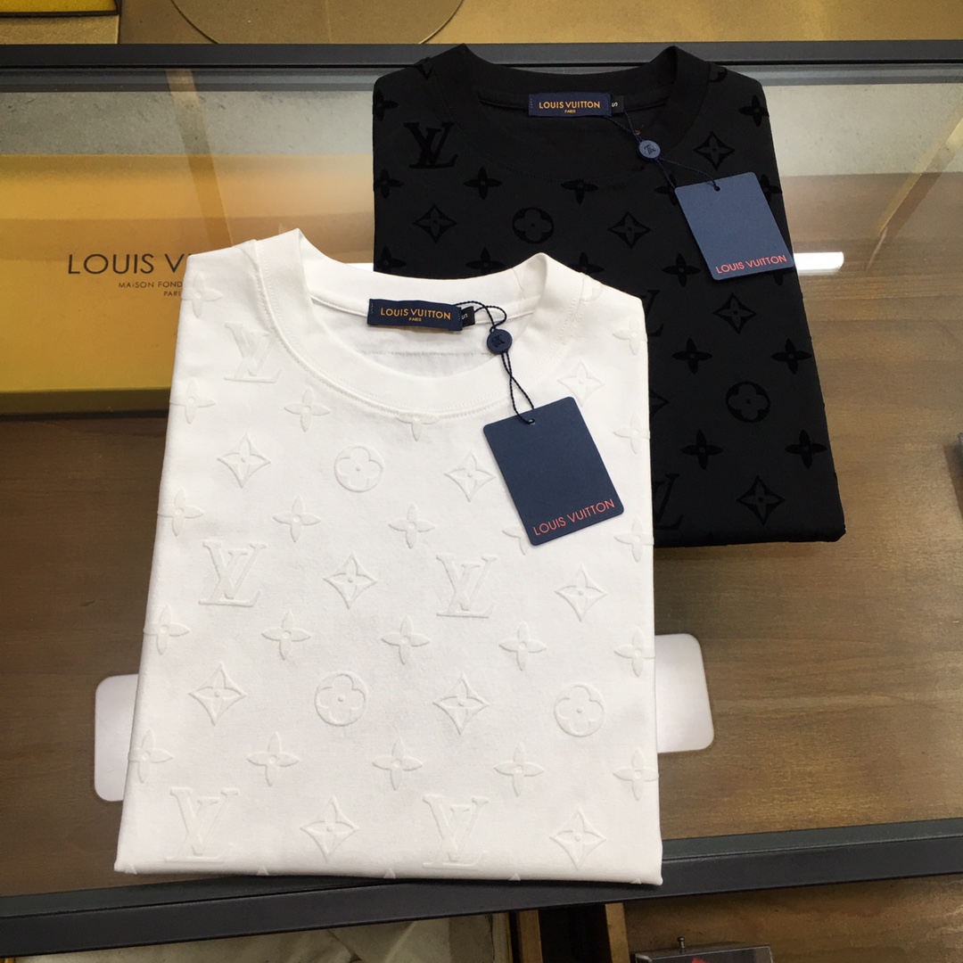 NO:132751,New product [Louis Vuit*on] 2025 Spring and Summer Louis Family Light Luxury Monogram Printing Craft Short-sleeved T-shirt, with reverse nameplate patch decoration on the back of the same style for men and women!  The new high-end Louis family has always been so flawless, and creative designs are emerging one after another. If you don’t buy a few pieces of Louis this spring and summer, you can’t be considered a fashion expert. Monogram pattern velvet craft design!  Unparalleled, it interprets Louis' iconic elements, which are really something that everyone loves. The top-notch organic cotton blend is super soft and tough, and has excellent breathability. From the world-class trade-level OEM channels, the quantity is extremely rare and sold out without help. The 
