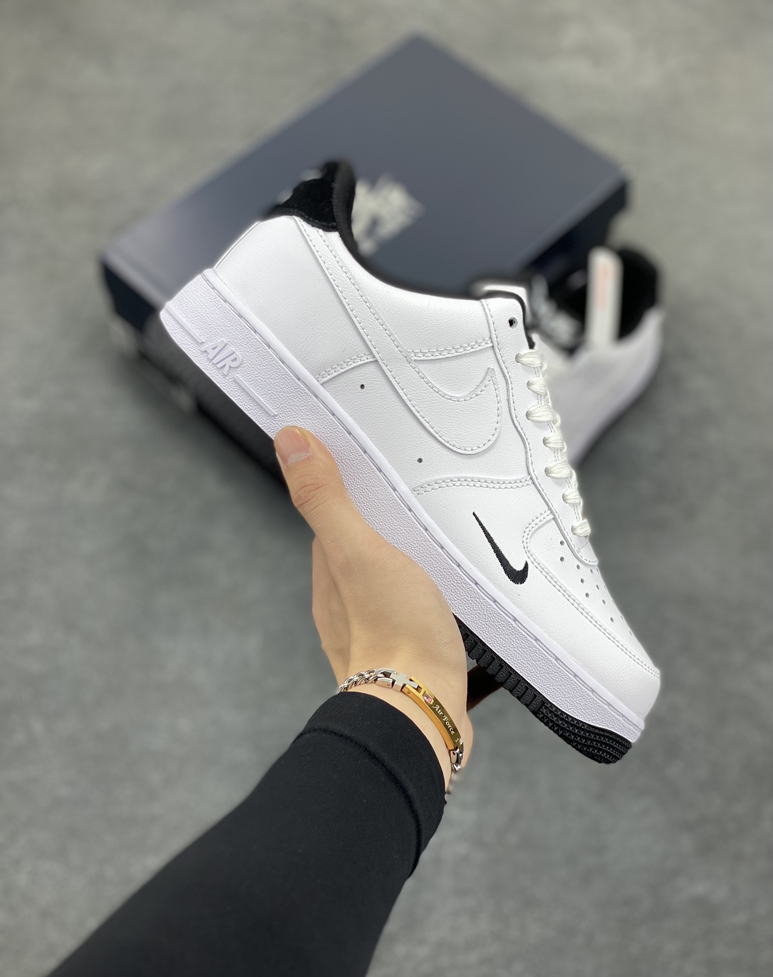 Air Force 1\’ 07 白黑小勾 原楦头原纸板 打造纯正空军版型 专注外贸渠道 全掌内置蜂窝气垫 #原盒配件 原厂中底钢印、拉帮完美 货号：HM9483-101 尺码：36 36.5 37.5 38 38.5 39 40 40.5 41 42 42.5 43 44 44.5 45-选品中心