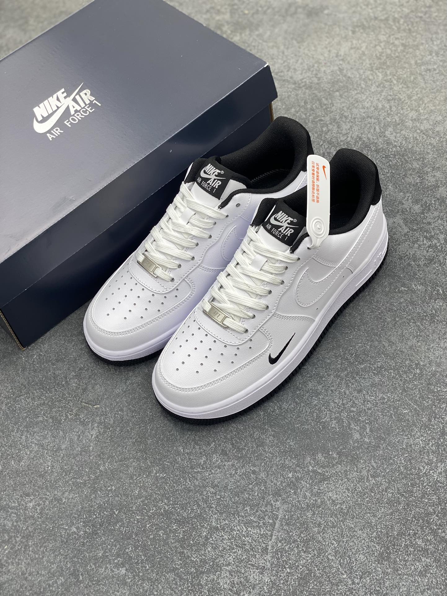 图片[8]-Air Force 1\’ 07 白黑小勾 原楦头原纸板 打造纯正空军版型 专注外贸渠道 全掌内置蜂窝气垫 #原盒配件 原厂中底钢印、拉帮完美 货号：HM9483-101 尺码：36 36.5 37.5 38 38.5 39 40 40.5 41 42 42.5 43 44 44.5 45-选品中心
