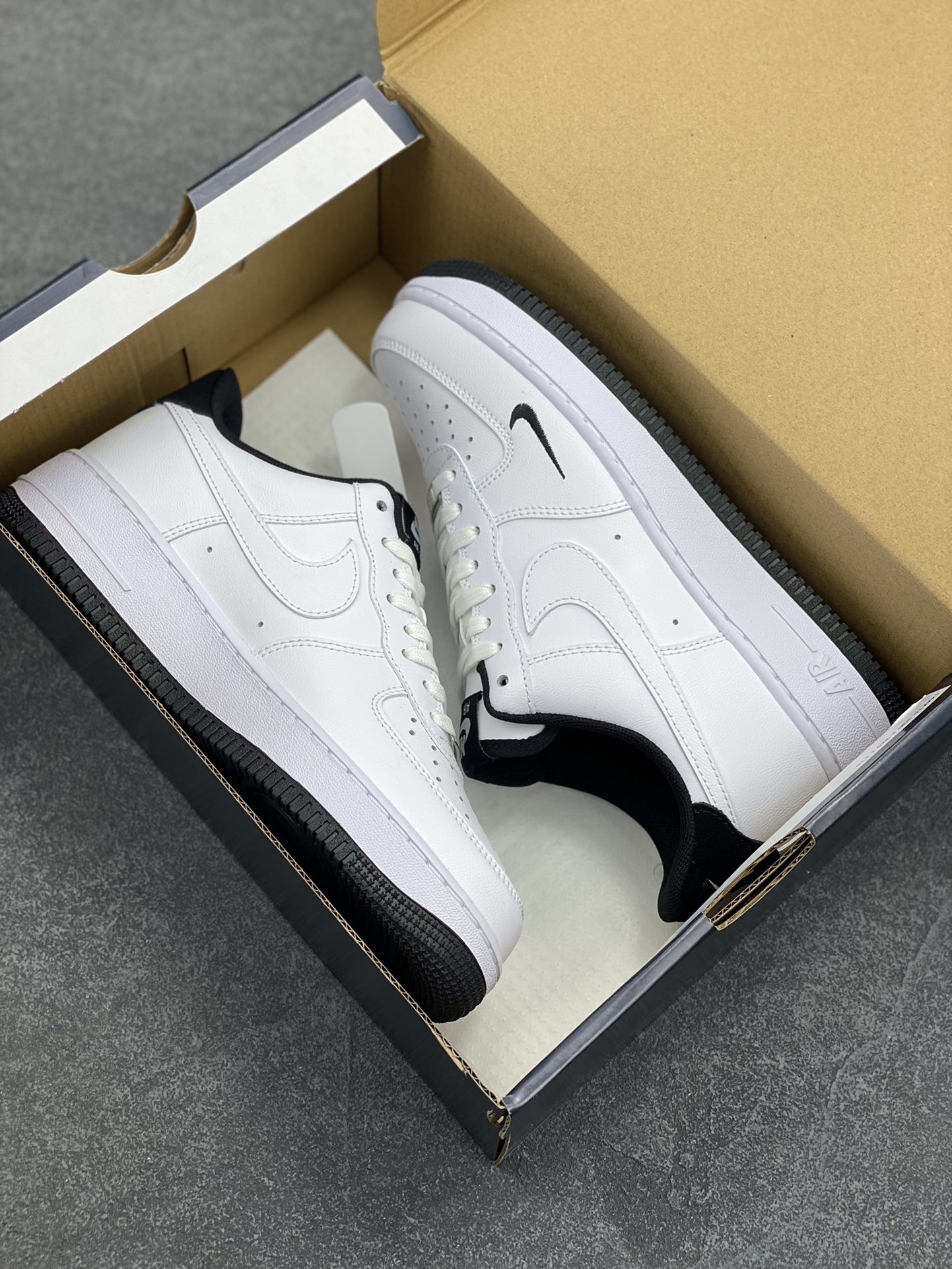 图片[9]-Air Force 1\’ 07 白黑小勾 原楦头原纸板 打造纯正空军版型 专注外贸渠道 全掌内置蜂窝气垫 #原盒配件 原厂中底钢印、拉帮完美 货号：HM9483-101 尺码：36 36.5 37.5 38 38.5 39 40 40.5 41 42 42.5 43 44 44.5 45-选品中心