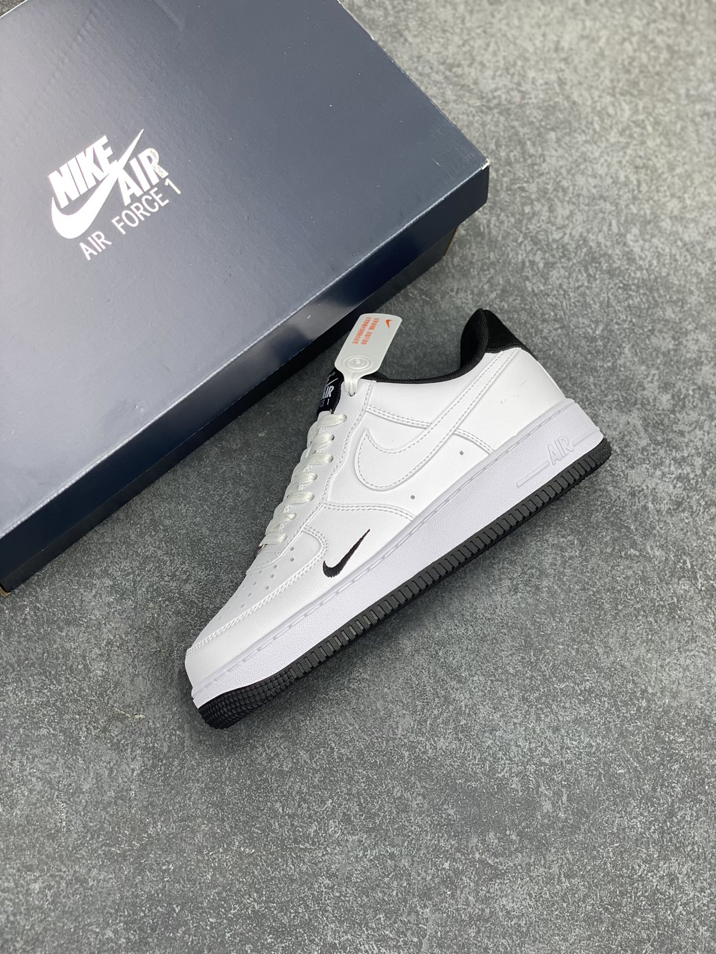 图片[7]-Air Force 1\’ 07 白黑小勾 原楦头原纸板 打造纯正空军版型 专注外贸渠道 全掌内置蜂窝气垫 #原盒配件 原厂中底钢印、拉帮完美 货号：HM9483-101 尺码：36 36.5 37.5 38 38.5 39 40 40.5 41 42 42.5 43 44 44.5 45-选品中心