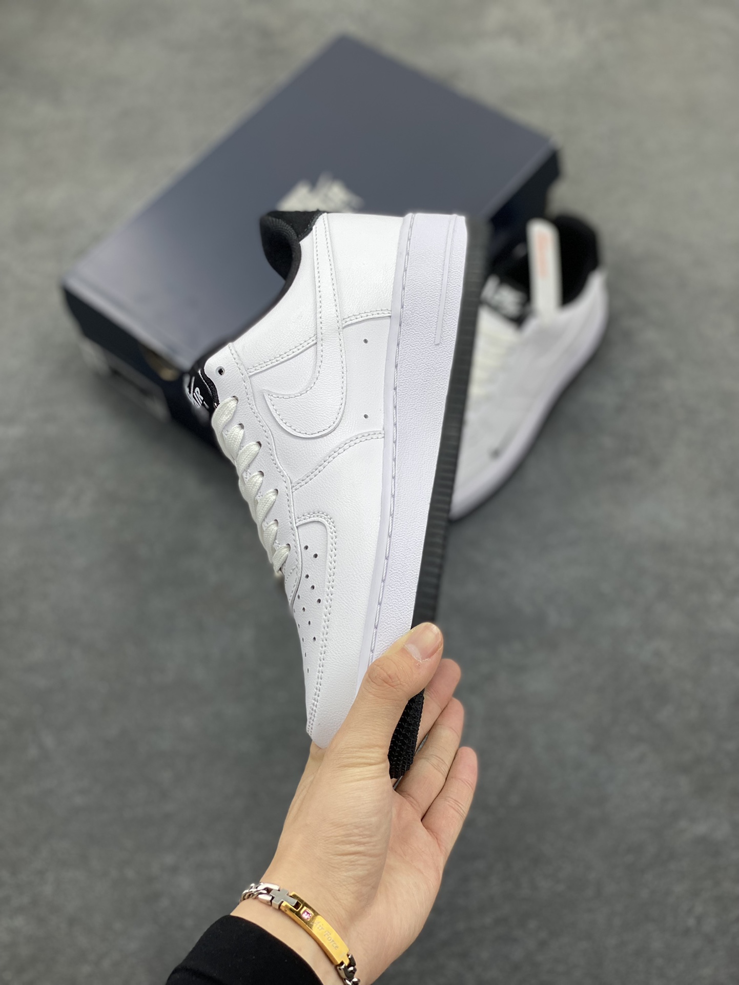 图片[3]-Air Force 1\’ 07 白黑小勾 原楦头原纸板 打造纯正空军版型 专注外贸渠道 全掌内置蜂窝气垫 #原盒配件 原厂中底钢印、拉帮完美 货号：HM9483-101 尺码：36 36.5 37.5 38 38.5 39 40 40.5 41 42 42.5 43 44 44.5 45-选品中心