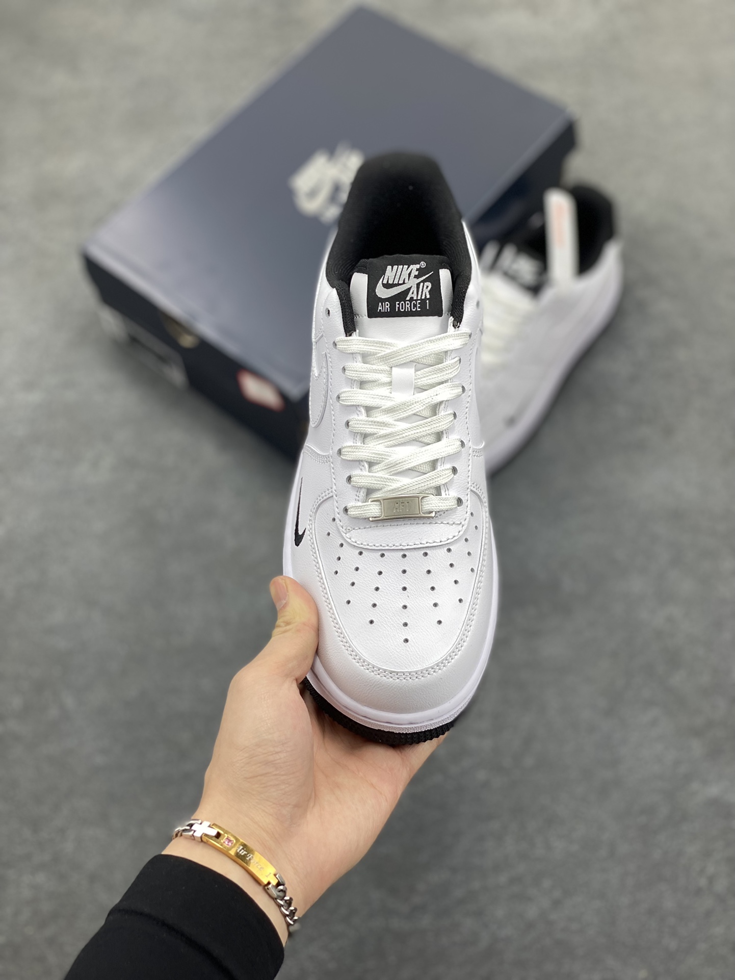 图片[2]-Air Force 1\’ 07 白黑小勾 原楦头原纸板 打造纯正空军版型 专注外贸渠道 全掌内置蜂窝气垫 #原盒配件 原厂中底钢印、拉帮完美 货号：HM9483-101 尺码：36 36.5 37.5 38 38.5 39 40 40.5 41 42 42.5 43 44 44.5 45-选品中心