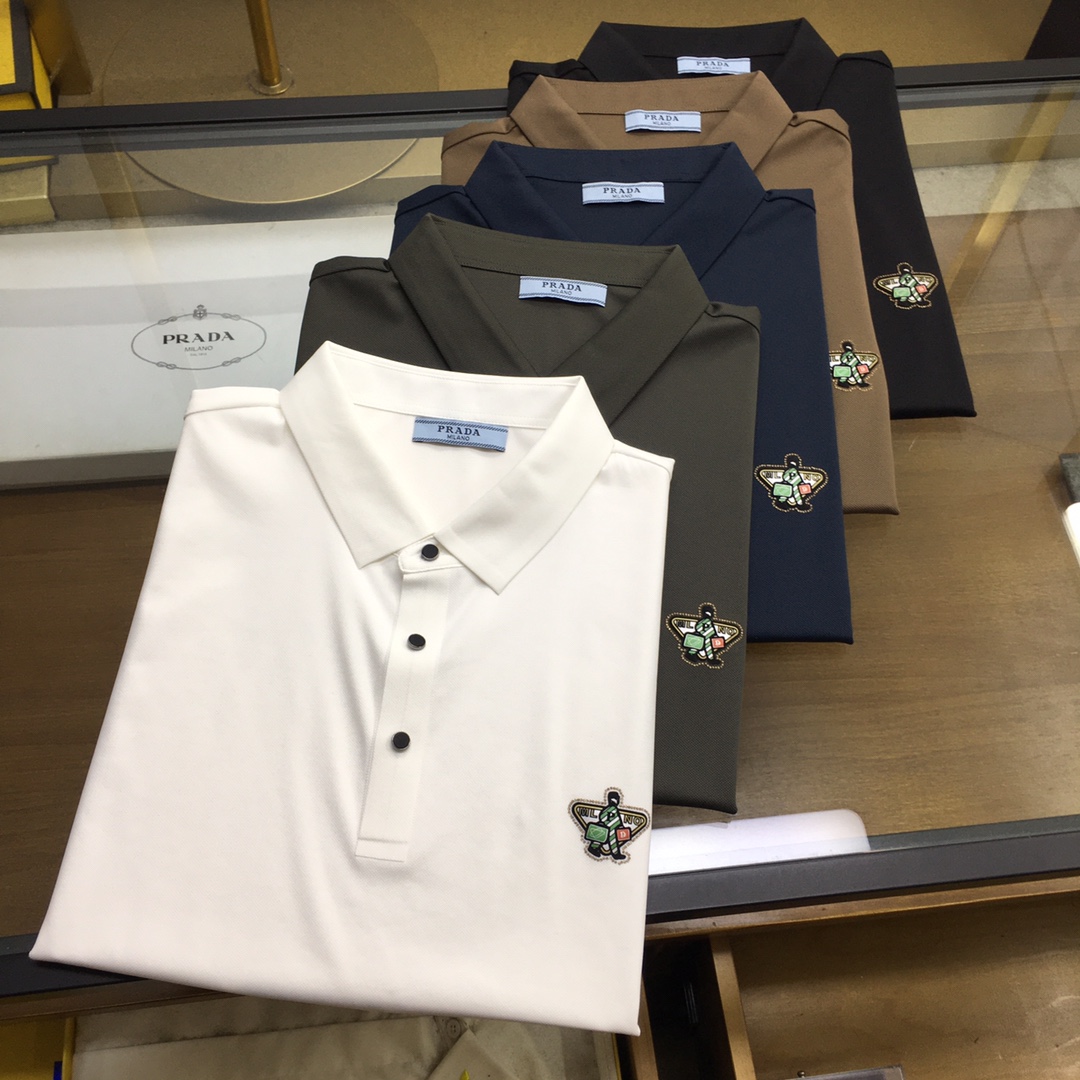 NO:132739,New product [Prad] high-end Polo 2025SS spring and summer new product Go fashionable casual lapel T-shirt, selected high-quality tinsel cool fabric, markless cutting process, exquisite logo design logo on chest tight needles, customer-supplied hardware accessories, simple and easy to match, a must-have item for casual business men!  SizeM-4XL [Please report height and weight by placing an order],,prada,tees,t-shirt,alexander wang19860909新品【Prad】高端Polo 2025SS春夏新品 Go 时尚休闲翻领T恤,甄选优质天丝凉爽面料,无痕切割工艺,胸前密针精致logo设计标识,客供订织五金辅料,简约易搭配,休闲商务男人必备单品！ SizeM-4XL【下单请报身高体重】,,prada,tees，t-shirt,alexander wang,Men's clothing