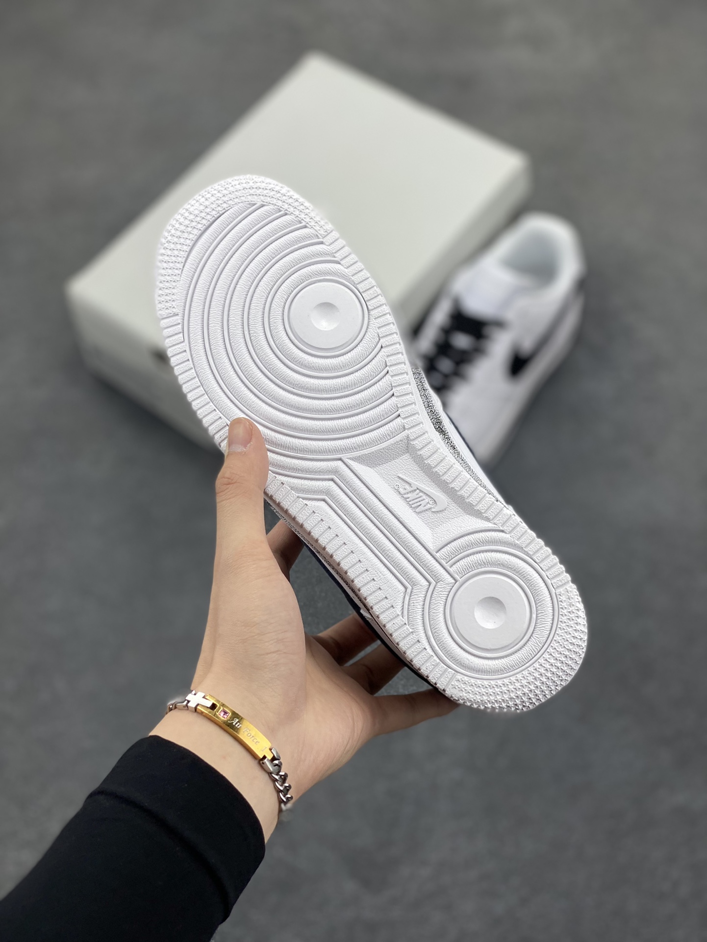图片[5]-Nike Air Force 1 Low 空军一号低帮百搭休闲运动板鞋。柔软、弹性十足的缓震性能和出色的中底设计，横跨复古与现代的外型结合，造就出风靡全球三十多年的Force 1，直到今天还深受青睐。 货号：CW2288-111 尺码：36 36.5 37.5 38 38.5 39 40 40.5 41 42 42.5 43 44 44.5 45-选品中心