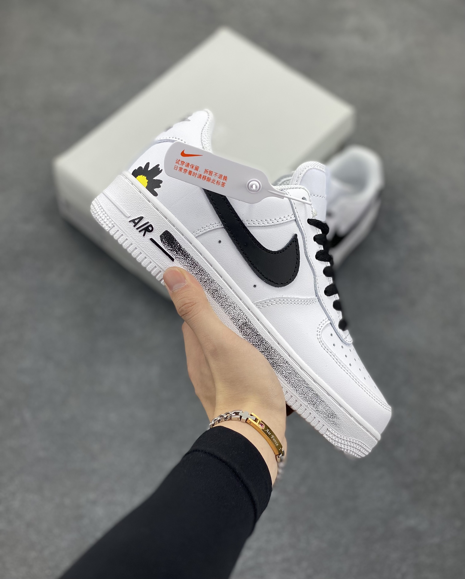 Nike Air Force 1 Low 空军一号低帮百搭休闲运动板鞋。柔软、弹性十足的缓震性能和出色的中底设计,横跨复古与现代的外型结合,造就出风靡全球三十多年的Force 1,直到今天还深受青睐。 货号:CW2288-111 尺码:36 36.5 37.5 38 38.5 39 40 40.5 41 42 42.5 43 44 44.5 45-选品中心
