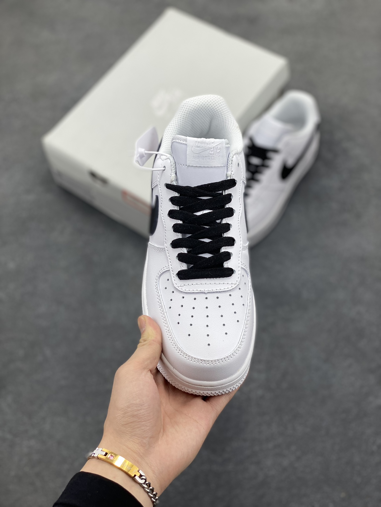 图片[2]-Nike Air Force 1 Low 空军一号低帮百搭休闲运动板鞋。柔软、弹性十足的缓震性能和出色的中底设计，横跨复古与现代的外型结合，造就出风靡全球三十多年的Force 1，直到今天还深受青睐。 货号：CW2288-111 尺码：36 36.5 37.5 38 38.5 39 40 40.5 41 42 42.5 43 44 44.5 45-选品中心