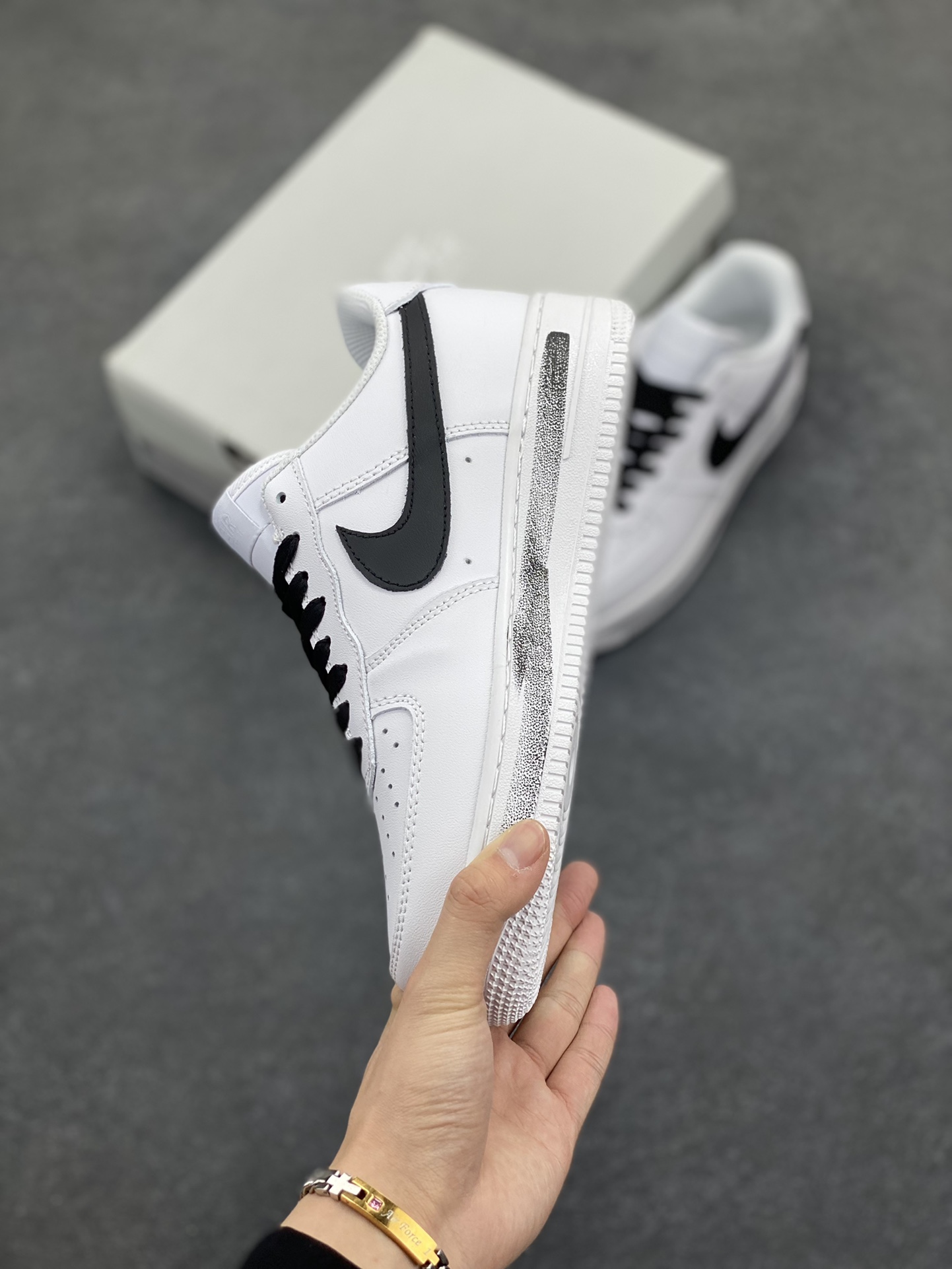 图片[3]-Nike Air Force 1 Low 空军一号低帮百搭休闲运动板鞋。柔软、弹性十足的缓震性能和出色的中底设计，横跨复古与现代的外型结合，造就出风靡全球三十多年的Force 1，直到今天还深受青睐。 货号：CW2288-111 尺码：36 36.5 37.5 38 38.5 39 40 40.5 41 42 42.5 43 44 44.5 45-选品中心