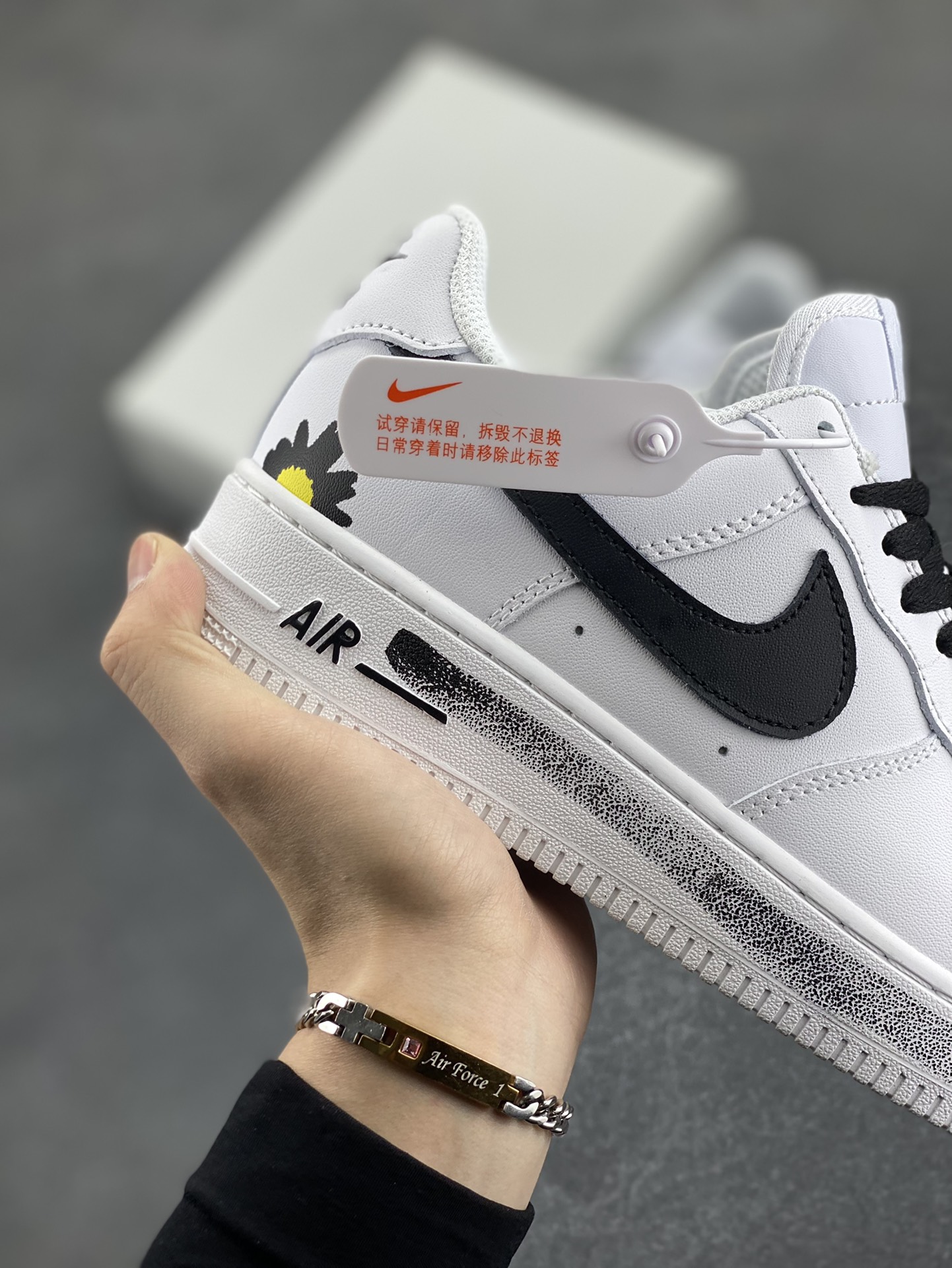 图片[6]-Nike Air Force 1 Low 空军一号低帮百搭休闲运动板鞋。柔软、弹性十足的缓震性能和出色的中底设计，横跨复古与现代的外型结合，造就出风靡全球三十多年的Force 1，直到今天还深受青睐。 货号：CW2288-111 尺码：36 36.5 37.5 38 38.5 39 40 40.5 41 42 42.5 43 44 44.5 45-选品中心