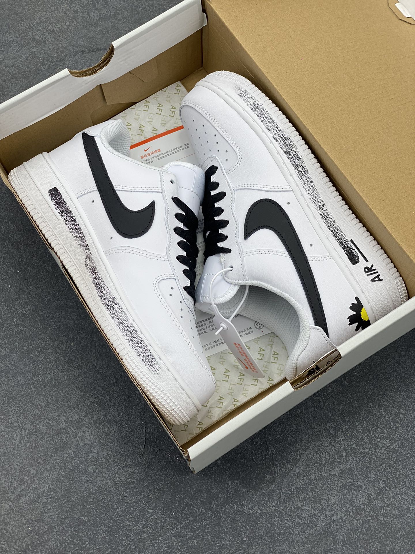 图片[9]-Nike Air Force 1 Low 空军一号低帮百搭休闲运动板鞋。柔软、弹性十足的缓震性能和出色的中底设计，横跨复古与现代的外型结合，造就出风靡全球三十多年的Force 1，直到今天还深受青睐。 货号：CW2288-111 尺码：36 36.5 37.5 38 38.5 39 40 40.5 41 42 42.5 43 44 44.5 45-选品中心