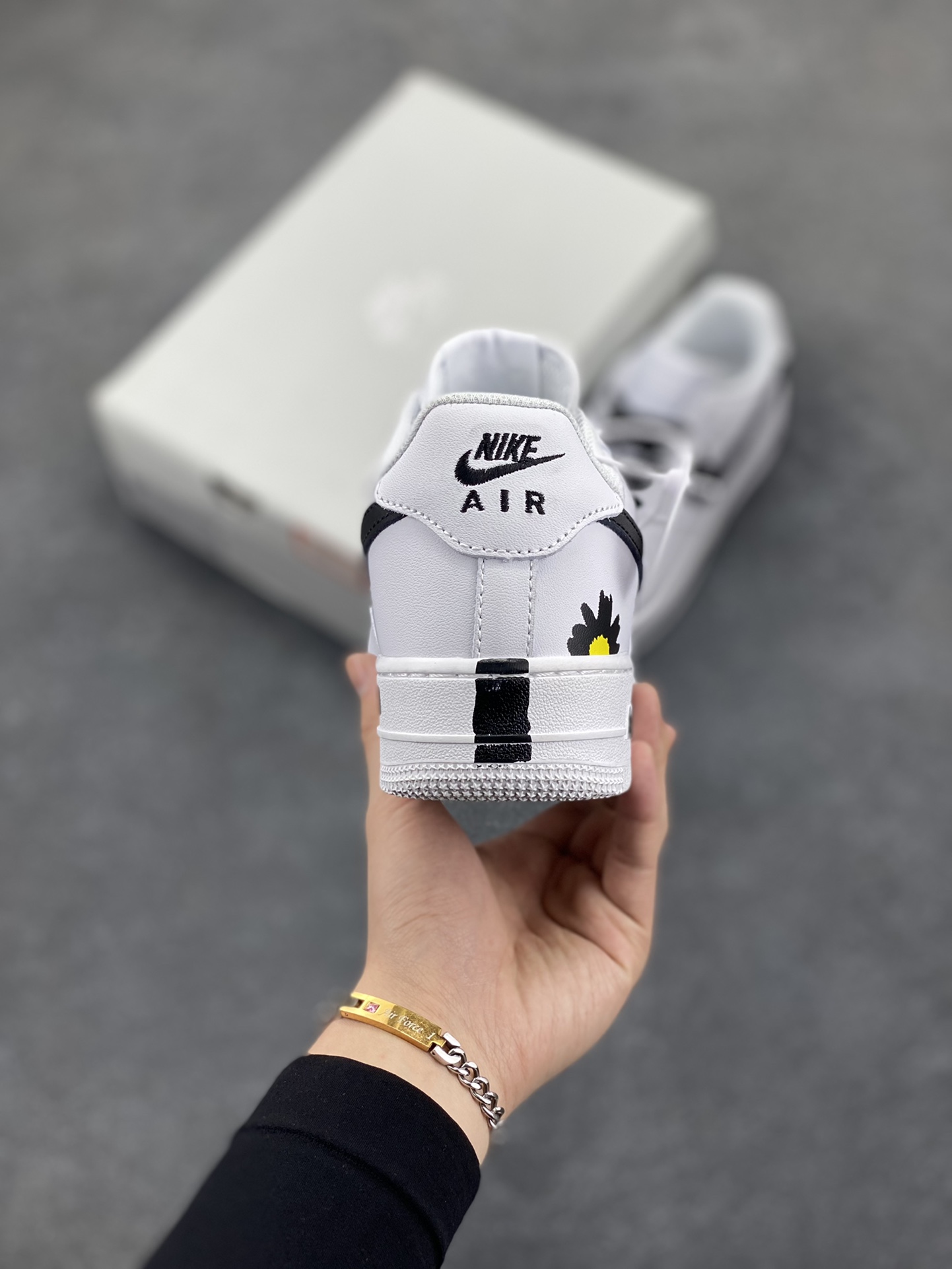 图片[4]-Nike Air Force 1 Low 空军一号低帮百搭休闲运动板鞋。柔软、弹性十足的缓震性能和出色的中底设计，横跨复古与现代的外型结合，造就出风靡全球三十多年的Force 1，直到今天还深受青睐。 货号：CW2288-111 尺码：36 36.5 37.5 38 38.5 39 40 40.5 41 42 42.5 43 44 44.5 45-选品中心