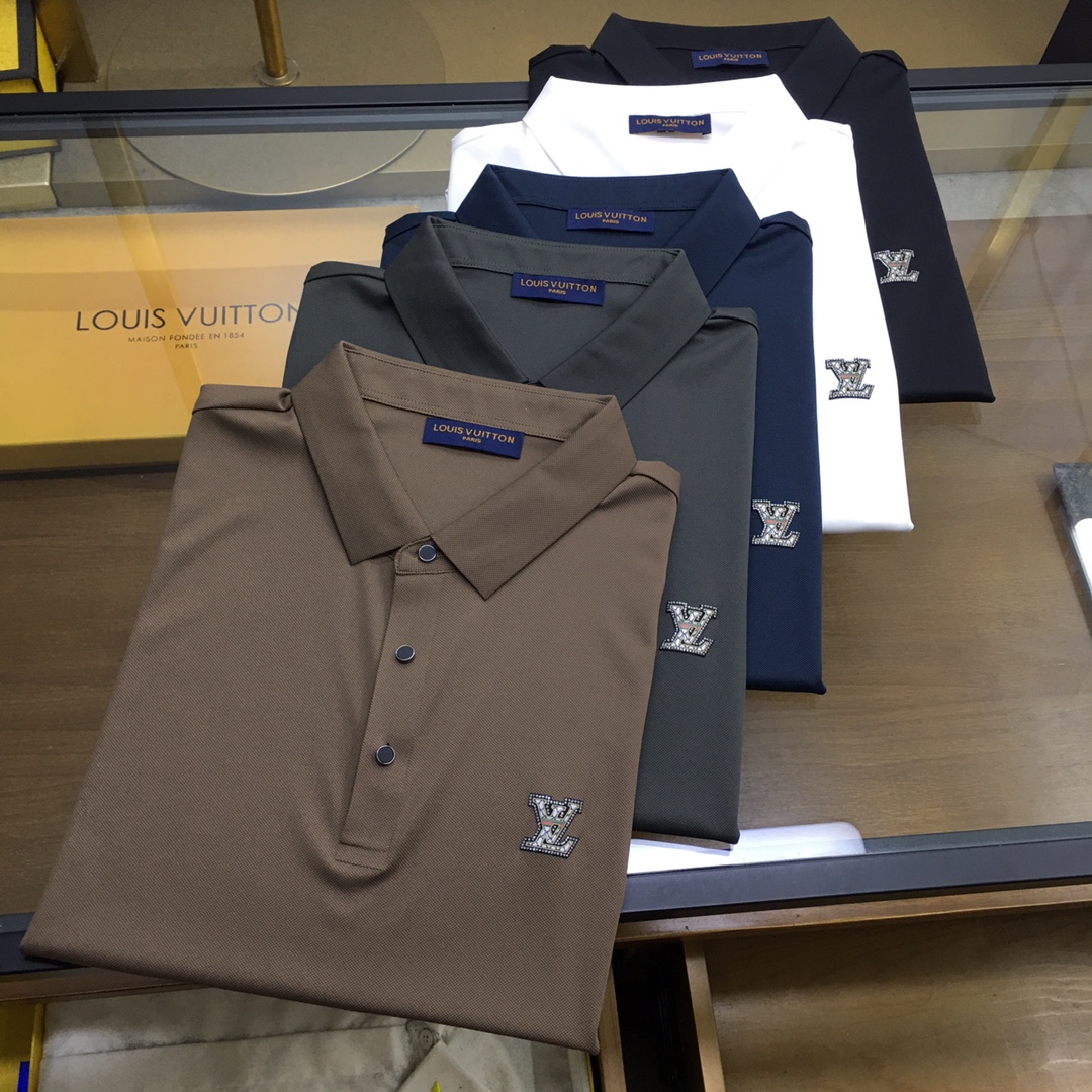 NO:132737,New product [L.v] High-end Polo 2025SS Spring and Summer New Product Go Fashion and Casual Lapel T-shirt, Selected High-quality Tennis Cool Fabric, Stainless Cutting Process, Exquisite Logo Design Logo for Tight Needles on the chest, Customer-supplied hardware and accessories, Simple and easy to match, a must-have item for casual business men!  SizeM-4XL [Please report height and weight by placing an order], tees, t-shirt, alexander wang19860909新品【L.v】高端Polo 2025SS春夏新品 Go 时尚休闲翻领T恤,甄选优质天丝凉爽面料,无痕切割工艺,胸前密针精致logo设计标识,客供订织五金辅料,简约易搭配,休闲商务男人必备单品！ SizeM-4XL【下单请报身高体重】,,tees，t-shirt,alexander wang,Men's clothing