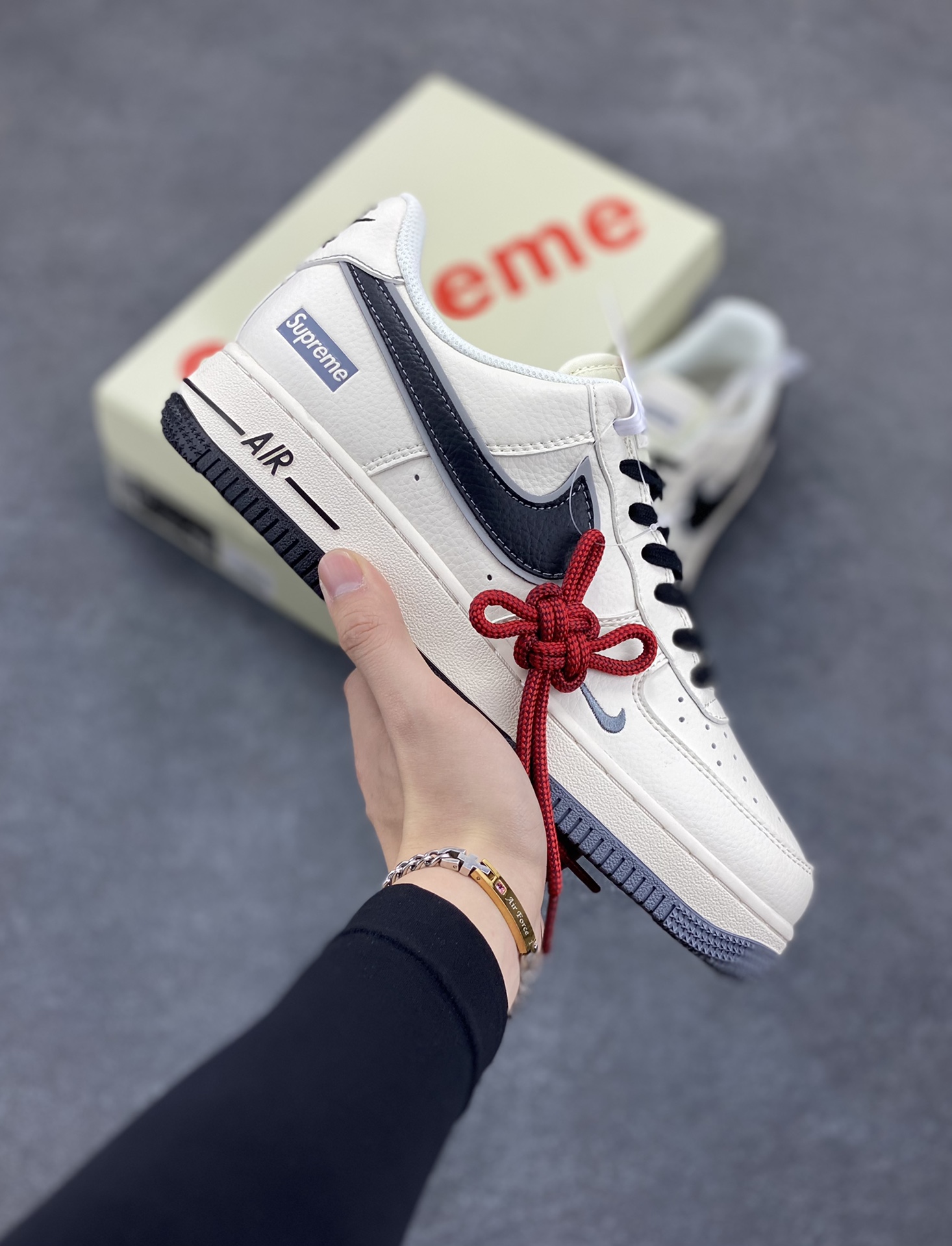 NIke Air Force 1 \’07 Low “Supreme联名——双拼米白”空军一号 低帮 运动鞋 休闲鞋 折边针车 工艺难度大 原楦头原纸板 原装鞋盒 定制五金配件 内置全掌气垫 原厂鞋底 货号:XZ6188-362 尺码:36 36.5 37.5 38 38.5 39 40 40.5 41 42 42.5 43 44 44.5 45-选品中心