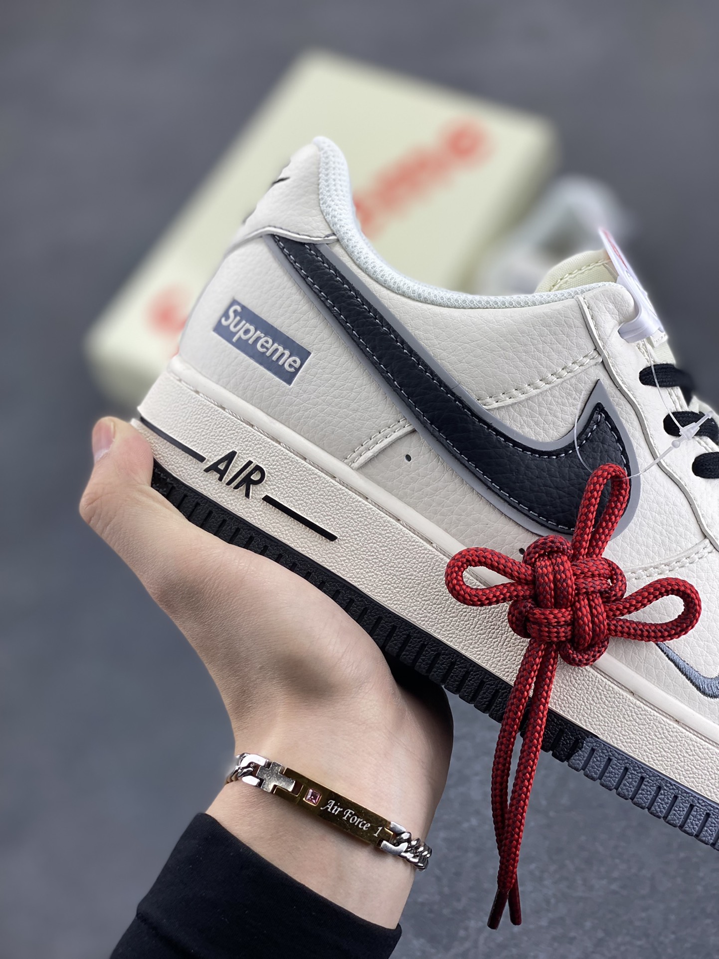 图片[6]-NIke Air Force 1 \’07 Low “Supreme联名——双拼米白”空军一号 低帮 运动鞋 休闲鞋 折边针车 工艺难度大 原楦头原纸板 原装鞋盒 定制五金配件 内置全掌气垫 原厂鞋底 货号：XZ6188-362 尺码：36 36.5 37.5 38 38.5 39 40 40.5 41 42 42.5 43 44 44.5 45-选品中心