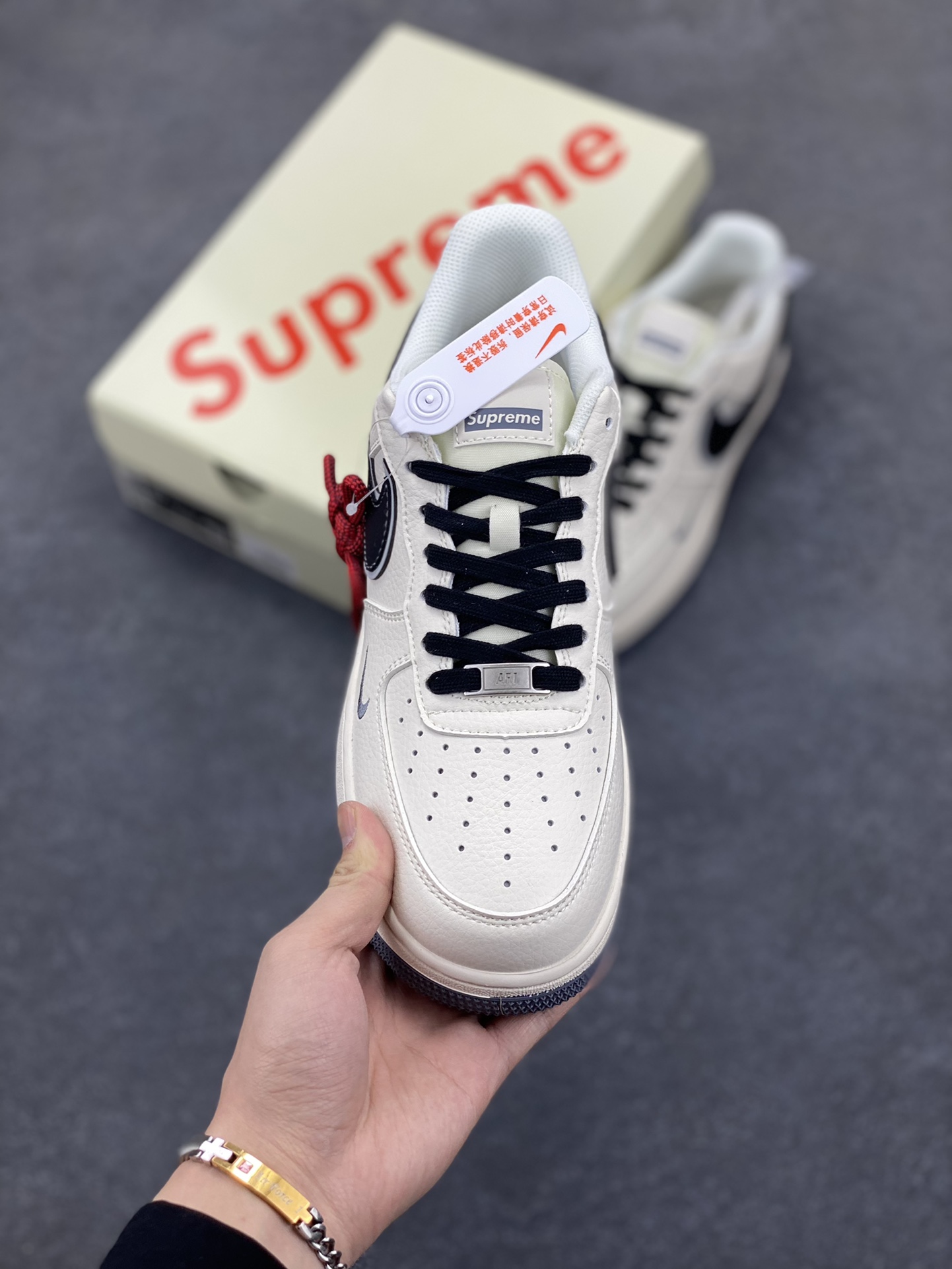 图片[2]-NIke Air Force 1 \’07 Low “Supreme联名——双拼米白”空军一号 低帮 运动鞋 休闲鞋 折边针车 工艺难度大 原楦头原纸板 原装鞋盒 定制五金配件 内置全掌气垫 原厂鞋底 货号：XZ6188-362 尺码：36 36.5 37.5 38 38.5 39 40 40.5 41 42 42.5 43 44 44.5 45-选品中心