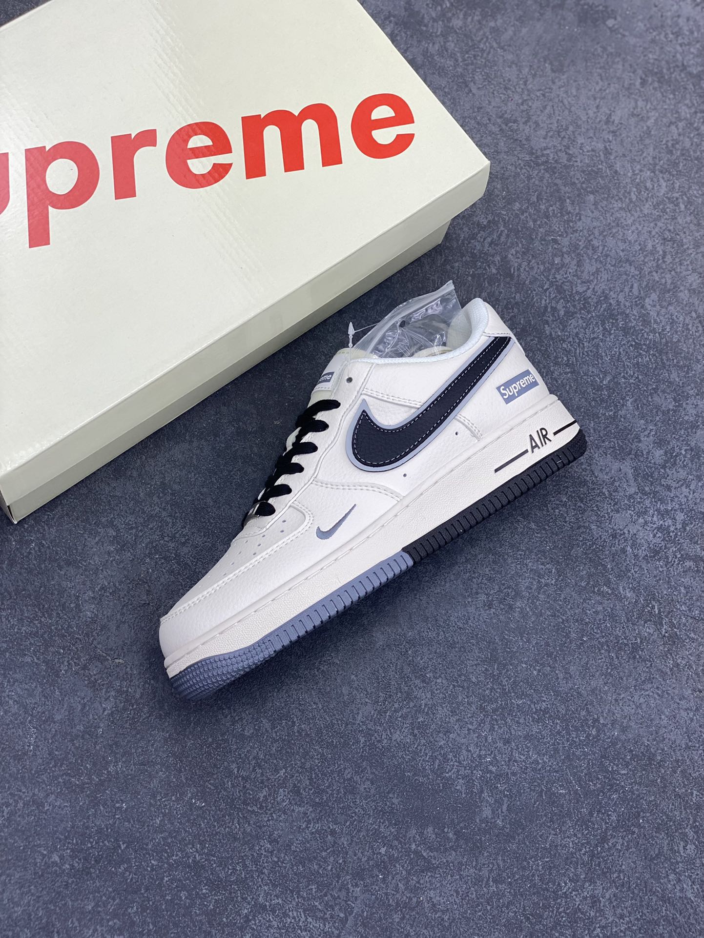 图片[7]-NIke Air Force 1 \’07 Low “Supreme联名——双拼米白”空军一号 低帮 运动鞋 休闲鞋 折边针车 工艺难度大 原楦头原纸板 原装鞋盒 定制五金配件 内置全掌气垫 原厂鞋底 货号：XZ6188-362 尺码：36 36.5 37.5 38 38.5 39 40 40.5 41 42 42.5 43 44 44.5 45-选品中心