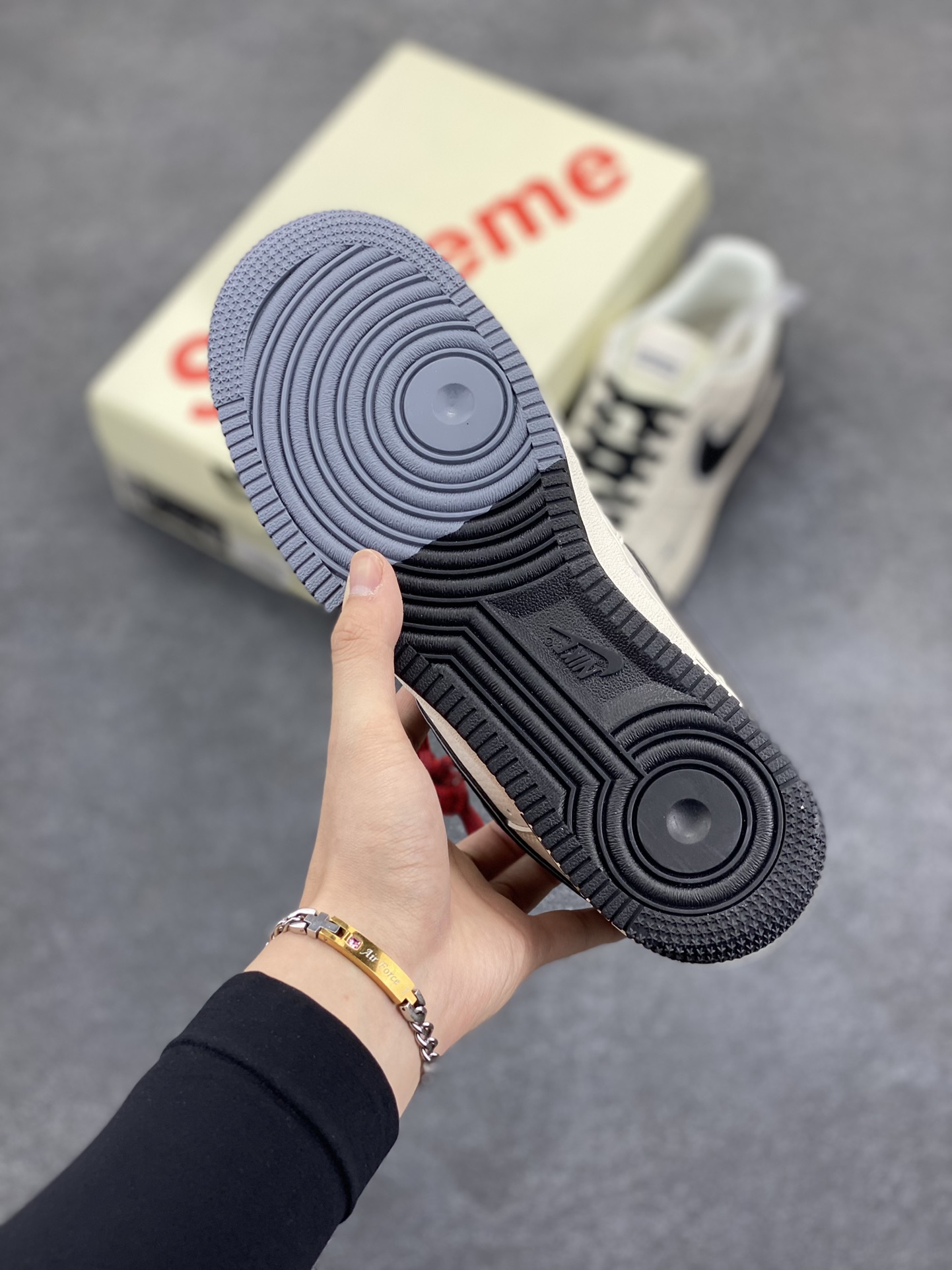 图片[5]-NIke Air Force 1 \’07 Low “Supreme联名——双拼米白”空军一号 低帮 运动鞋 休闲鞋 折边针车 工艺难度大 原楦头原纸板 原装鞋盒 定制五金配件 内置全掌气垫 原厂鞋底 货号：XZ6188-362 尺码：36 36.5 37.5 38 38.5 39 40 40.5 41 42 42.5 43 44 44.5 45-选品中心