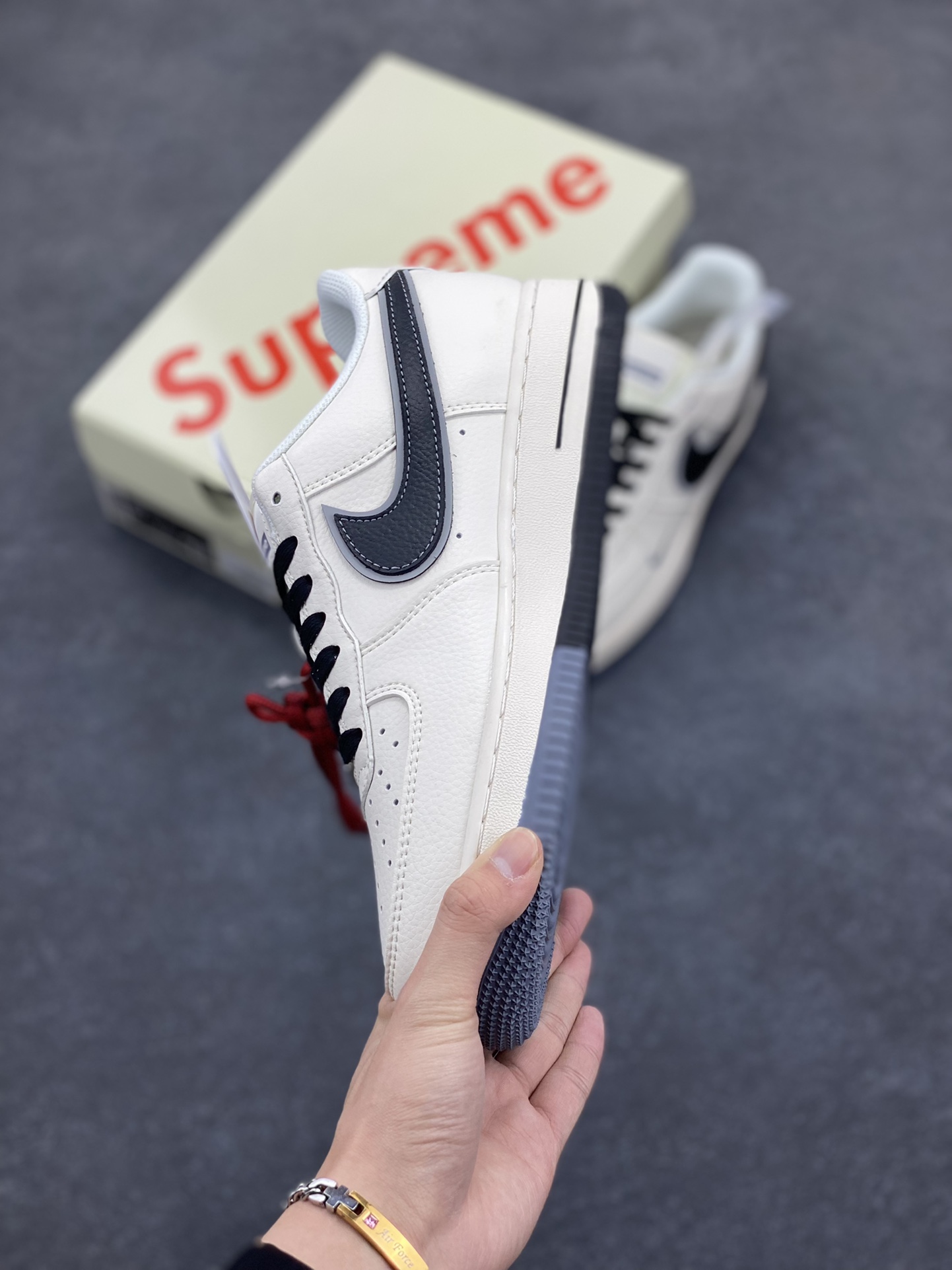 图片[3]-NIke Air Force 1 \’07 Low “Supreme联名——双拼米白”空军一号 低帮 运动鞋 休闲鞋 折边针车 工艺难度大 原楦头原纸板 原装鞋盒 定制五金配件 内置全掌气垫 原厂鞋底 货号：XZ6188-362 尺码：36 36.5 37.5 38 38.5 39 40 40.5 41 42 42.5 43 44 44.5 45-选品中心