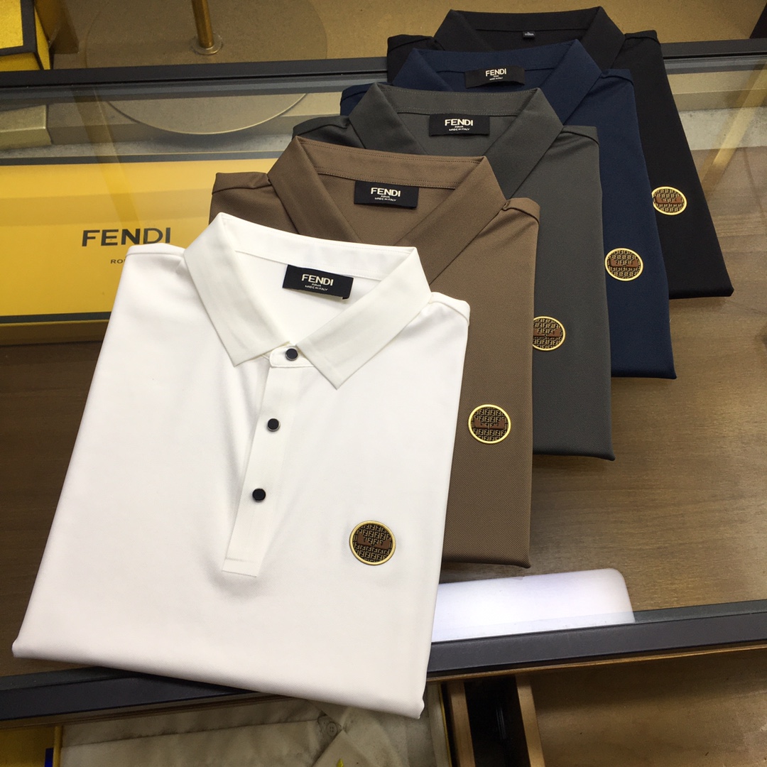 NO:132735,New product [Fend] High-end Polo 2025SS Spring and Summer New Product Go Fashion and Casual Lapel T-shirt, Selected High-quality Tennis Cool Fabric, Stainless Cutting Process, Exquisite Logo Design Logo on the chest, Customer-supplied hardware and accessories, Simple and easy to match, a must-have item for casual business men!  SizeM-4XL [Please report height and weight by placing an order], fendi,tees,t-shirt,alexander wang19860909新品【Fend】高端Polo 2025SS春夏新品 Go 时尚休闲翻领T恤,甄选优质天丝凉爽面料,无痕切割工艺,胸前密针精致logo设计标识,客供订织五金辅料,简约易搭配,休闲商务男人必备单品！ SizeM-4XL【下单请报身高体重】,,fendi,tees，t-shirt,alexander wang,Men's clothing