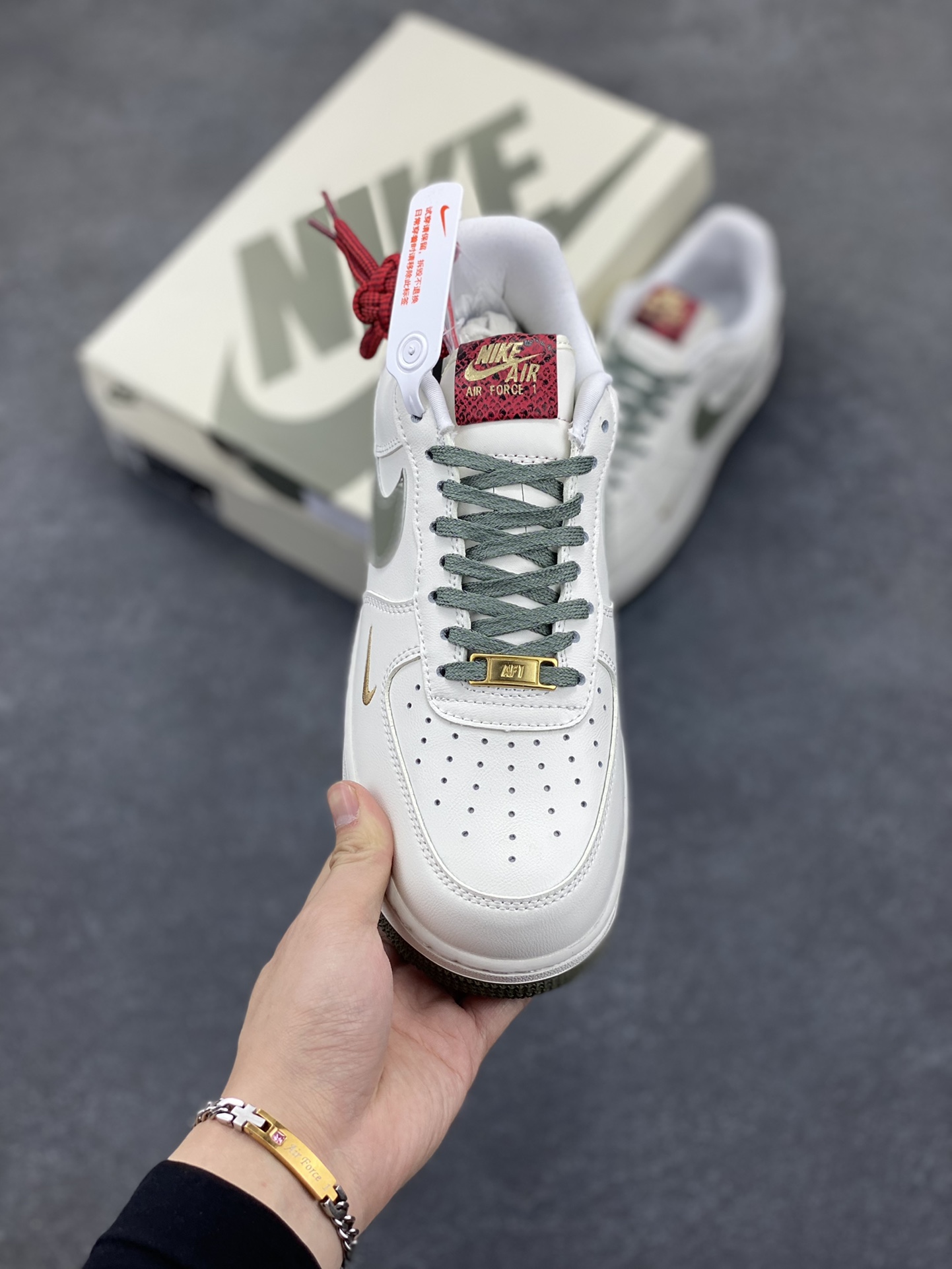 图片[2]-Nike Air Force 1 Low 蛇年 空军一号低帮运动休闲板鞋 原楦头原纸板 打造纯正空军版型#专注外贸渠道 全掌内置蜂窝气垫 #原盒配件 原厂中底钢印、拉帮完美 货号：HV5979-130 尺码：36 36.5 37.5 38 38.5 39 40 40.5 41 42 42.5 43 44 44.5 45-选品中心