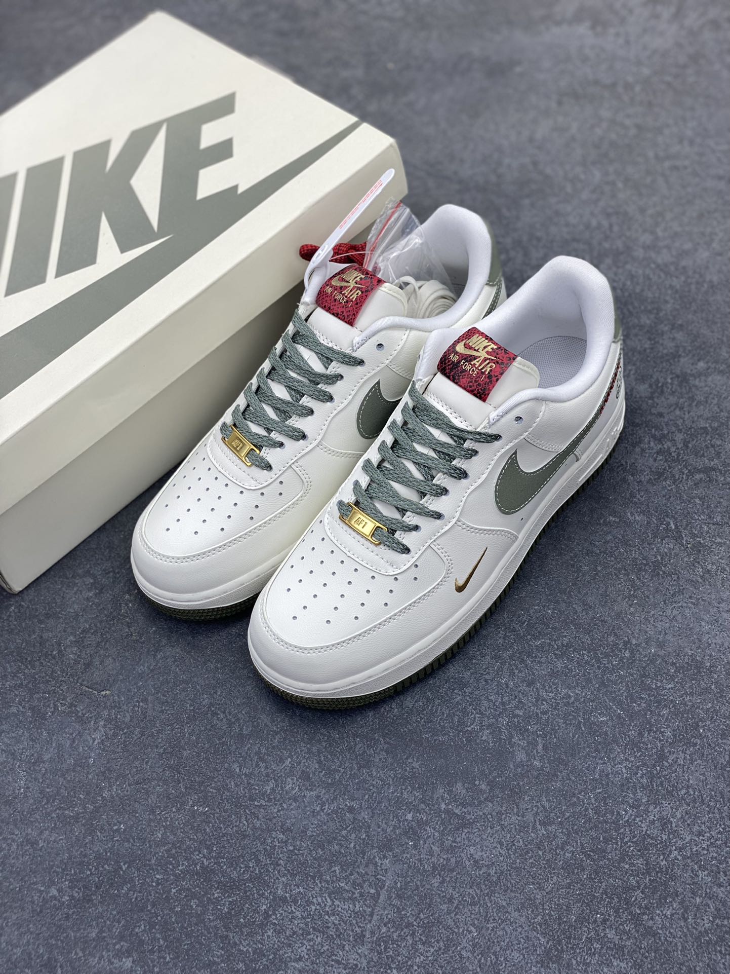 图片[8]-Nike Air Force 1 Low 蛇年 空军一号低帮运动休闲板鞋 原楦头原纸板 打造纯正空军版型#专注外贸渠道 全掌内置蜂窝气垫 #原盒配件 原厂中底钢印、拉帮完美 货号：HV5979-130 尺码：36 36.5 37.5 38 38.5 39 40 40.5 41 42 42.5 43 44 44.5 45-选品中心