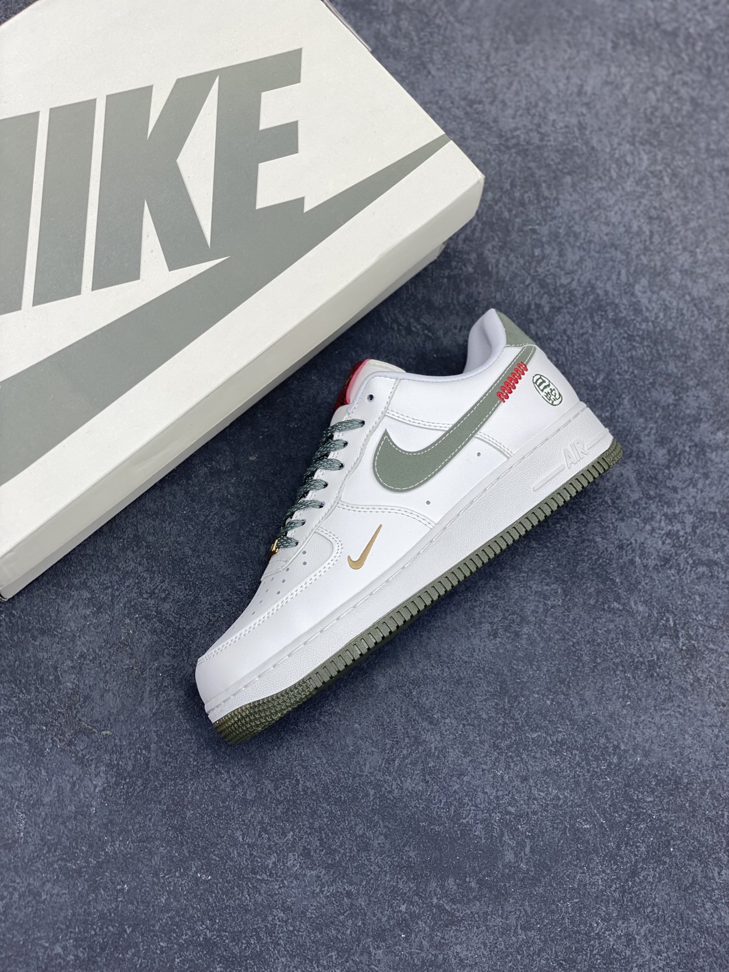 图片[7]-Nike Air Force 1 Low 蛇年 空军一号低帮运动休闲板鞋 原楦头原纸板 打造纯正空军版型#专注外贸渠道 全掌内置蜂窝气垫 #原盒配件 原厂中底钢印、拉帮完美 货号：HV5979-130 尺码：36 36.5 37.5 38 38.5 39 40 40.5 41 42 42.5 43 44 44.5 45-选品中心