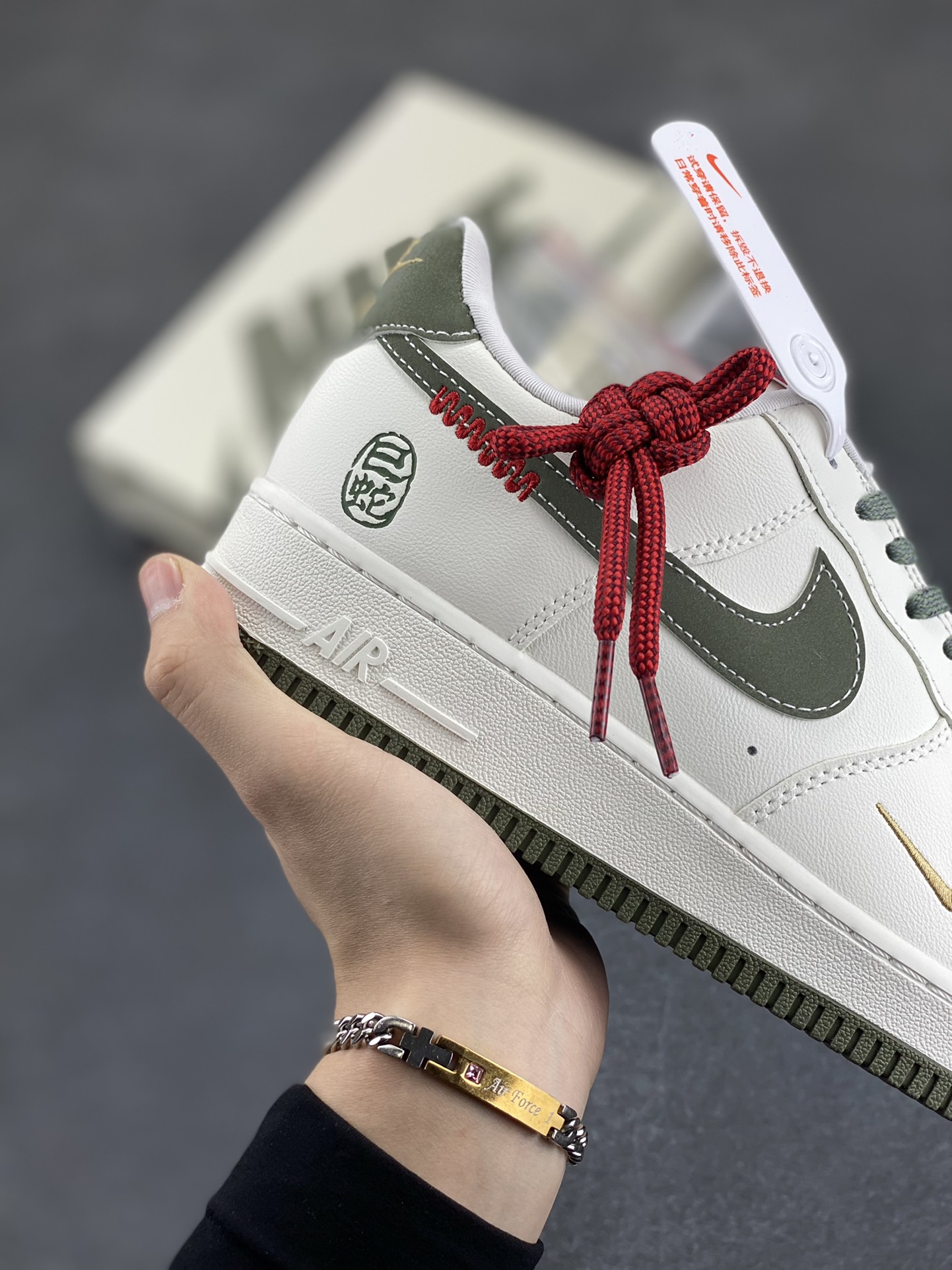 图片[6]-Nike Air Force 1 Low 蛇年 空军一号低帮运动休闲板鞋 原楦头原纸板 打造纯正空军版型#专注外贸渠道 全掌内置蜂窝气垫 #原盒配件 原厂中底钢印、拉帮完美 货号：HV5979-130 尺码：36 36.5 37.5 38 38.5 39 40 40.5 41 42 42.5 43 44 44.5 45-选品中心