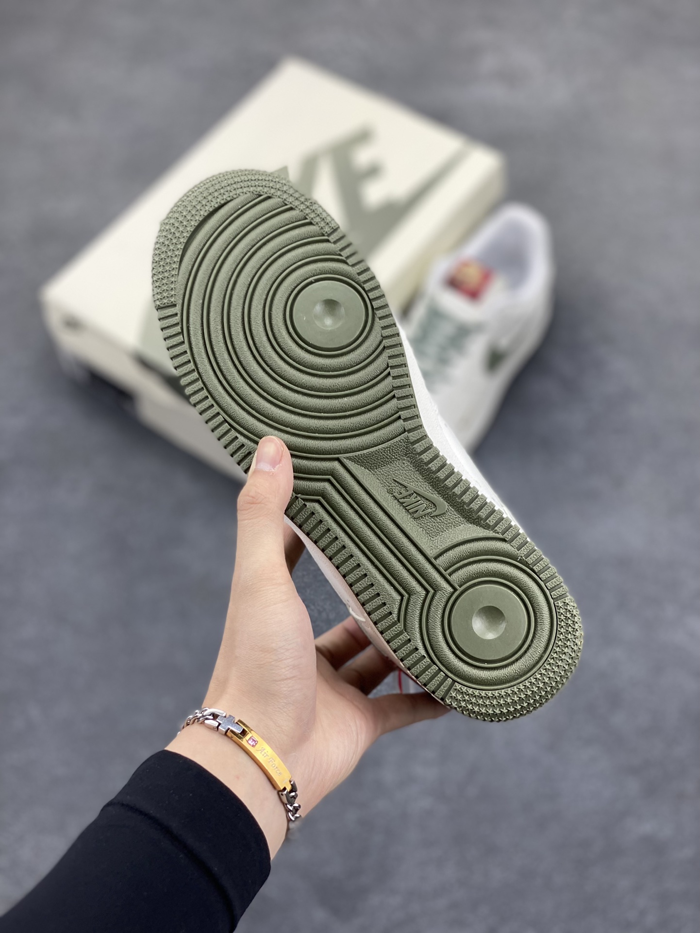 图片[5]-Nike Air Force 1 Low 蛇年 空军一号低帮运动休闲板鞋 原楦头原纸板 打造纯正空军版型#专注外贸渠道 全掌内置蜂窝气垫 #原盒配件 原厂中底钢印、拉帮完美 货号：HV5979-130 尺码：36 36.5 37.5 38 38.5 39 40 40.5 41 42 42.5 43 44 44.5 45-选品中心