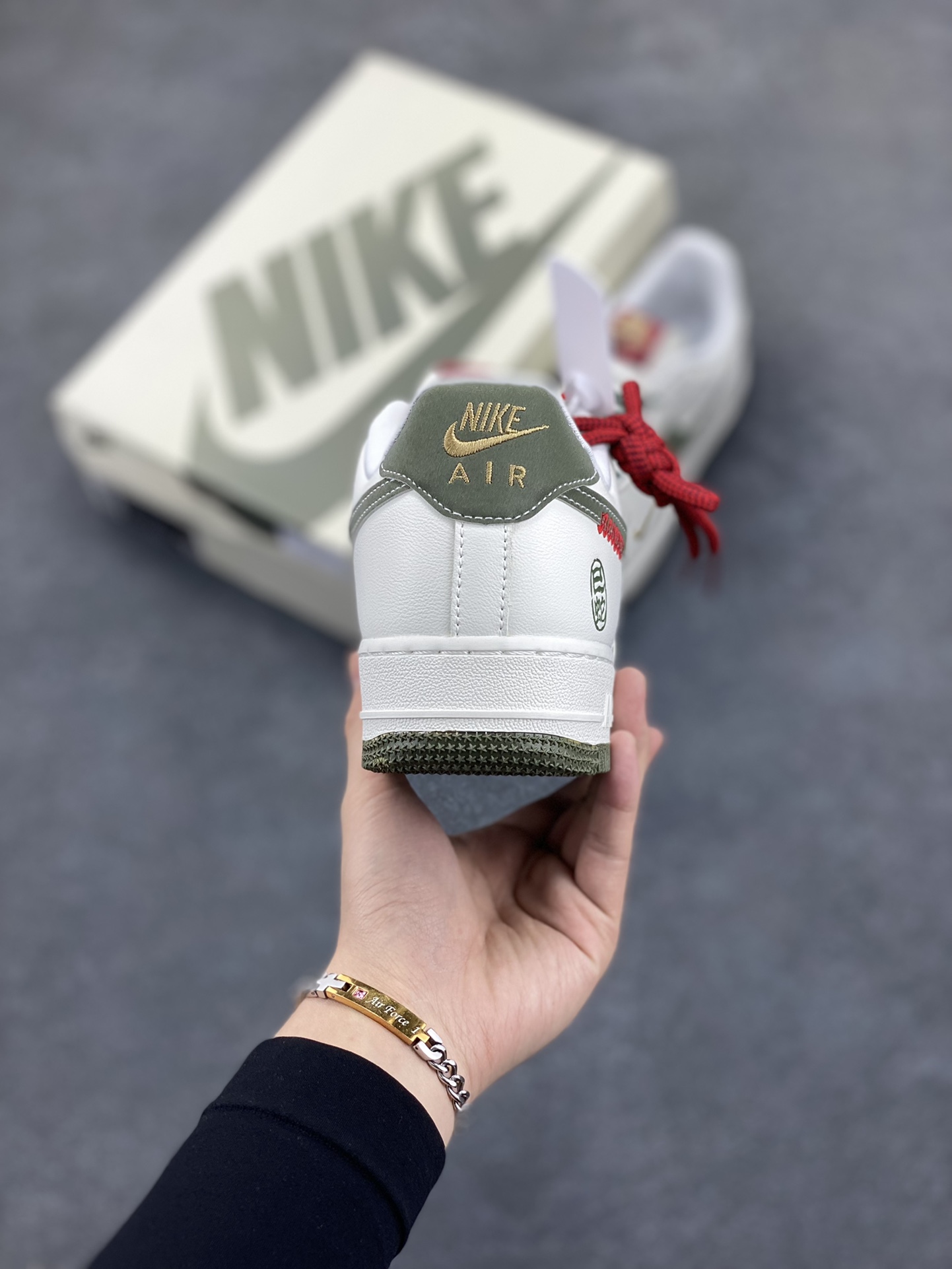 图片[4]-Nike Air Force 1 Low 蛇年 空军一号低帮运动休闲板鞋 原楦头原纸板 打造纯正空军版型#专注外贸渠道 全掌内置蜂窝气垫 #原盒配件 原厂中底钢印、拉帮完美 货号：HV5979-130 尺码：36 36.5 37.5 38 38.5 39 40 40.5 41 42 42.5 43 44 44.5 45-选品中心