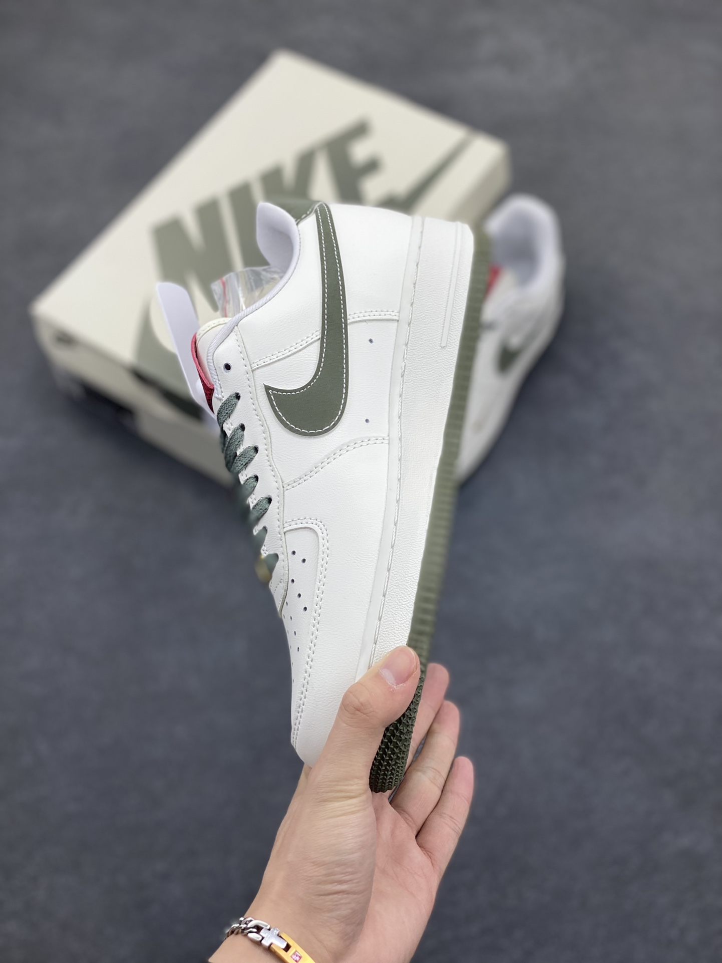 图片[3]-Nike Air Force 1 Low 蛇年 空军一号低帮运动休闲板鞋 原楦头原纸板 打造纯正空军版型#专注外贸渠道 全掌内置蜂窝气垫 #原盒配件 原厂中底钢印、拉帮完美 货号：HV5979-130 尺码：36 36.5 37.5 38 38.5 39 40 40.5 41 42 42.5 43 44 44.5 45-选品中心