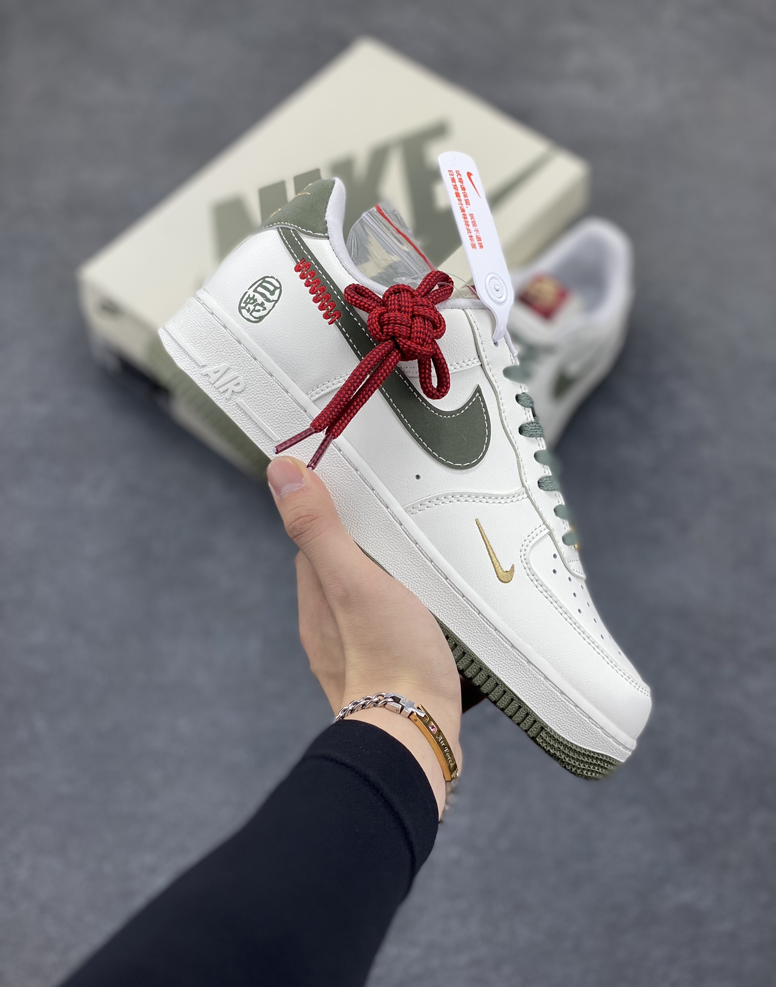 Nike Air Force 1 Low 蛇年 空军一号低帮运动休闲板鞋 原楦头原纸板 打造纯正空军版型#专注外贸渠道 全掌内置蜂窝气垫 #原盒配件 原厂中底钢印、拉帮完美 货号:HV5979-130 尺码:36 36.5 37.5 38 38.5 39 40 40.5 41 42 42.5 43 44 44.5 45-选品中心