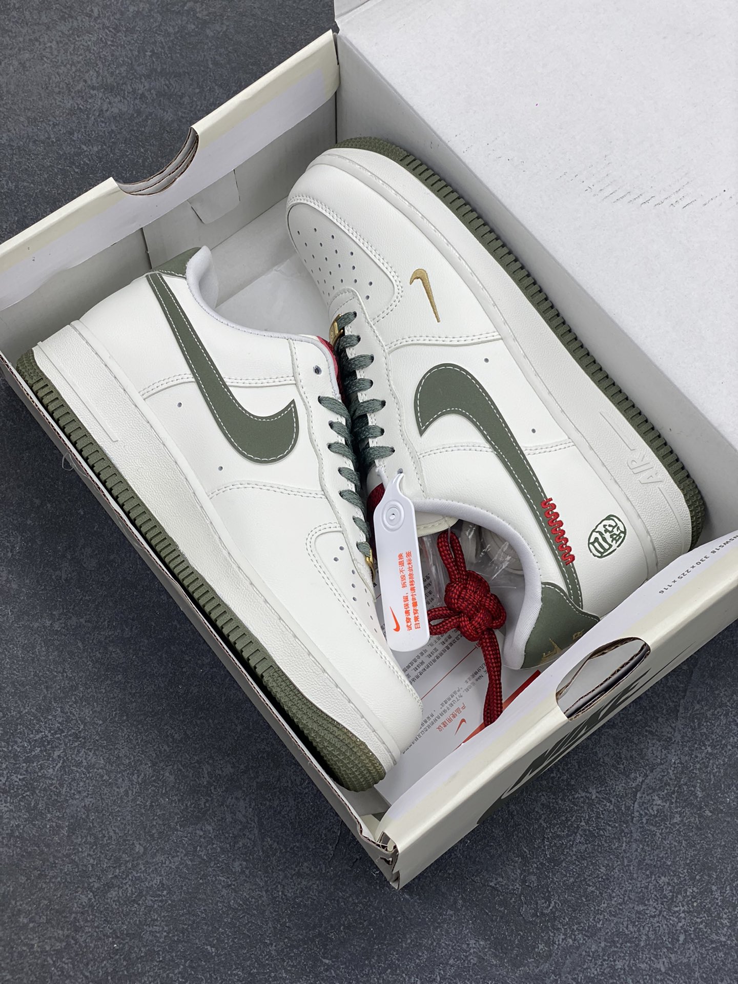 图片[9]-Nike Air Force 1 Low 蛇年 空军一号低帮运动休闲板鞋 原楦头原纸板 打造纯正空军版型#专注外贸渠道 全掌内置蜂窝气垫 #原盒配件 原厂中底钢印、拉帮完美 货号：HV5979-130 尺码：36 36.5 37.5 38 38.5 39 40 40.5 41 42 42.5 43 44 44.5 45-选品中心