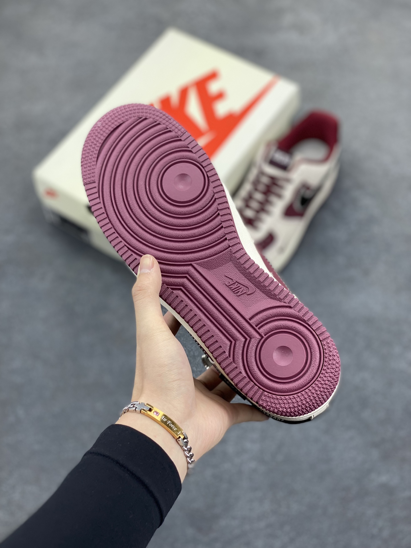 图片[5]-NIke Air Force 1 \’07 Low “迪奥联名——米酒红”空军一号 低帮 运动鞋 休闲鞋 折边针车 工艺难度大 原楦头原纸板 原装鞋盒 定制五金配件 内置全掌气垫 原厂鞋底 货号：KK1988-046 尺码：36 36.5 37.5 38 38.5 39 40 40.5 41 42 42.5 43 44 44.5 45-选品中心