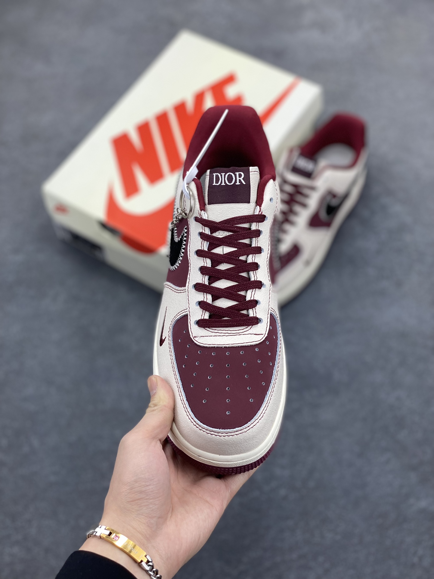图片[2]-NIke Air Force 1 \’07 Low “迪奥联名——米酒红”空军一号 低帮 运动鞋 休闲鞋 折边针车 工艺难度大 原楦头原纸板 原装鞋盒 定制五金配件 内置全掌气垫 原厂鞋底 货号：KK1988-046 尺码：36 36.5 37.5 38 38.5 39 40 40.5 41 42 42.5 43 44 44.5 45-选品中心