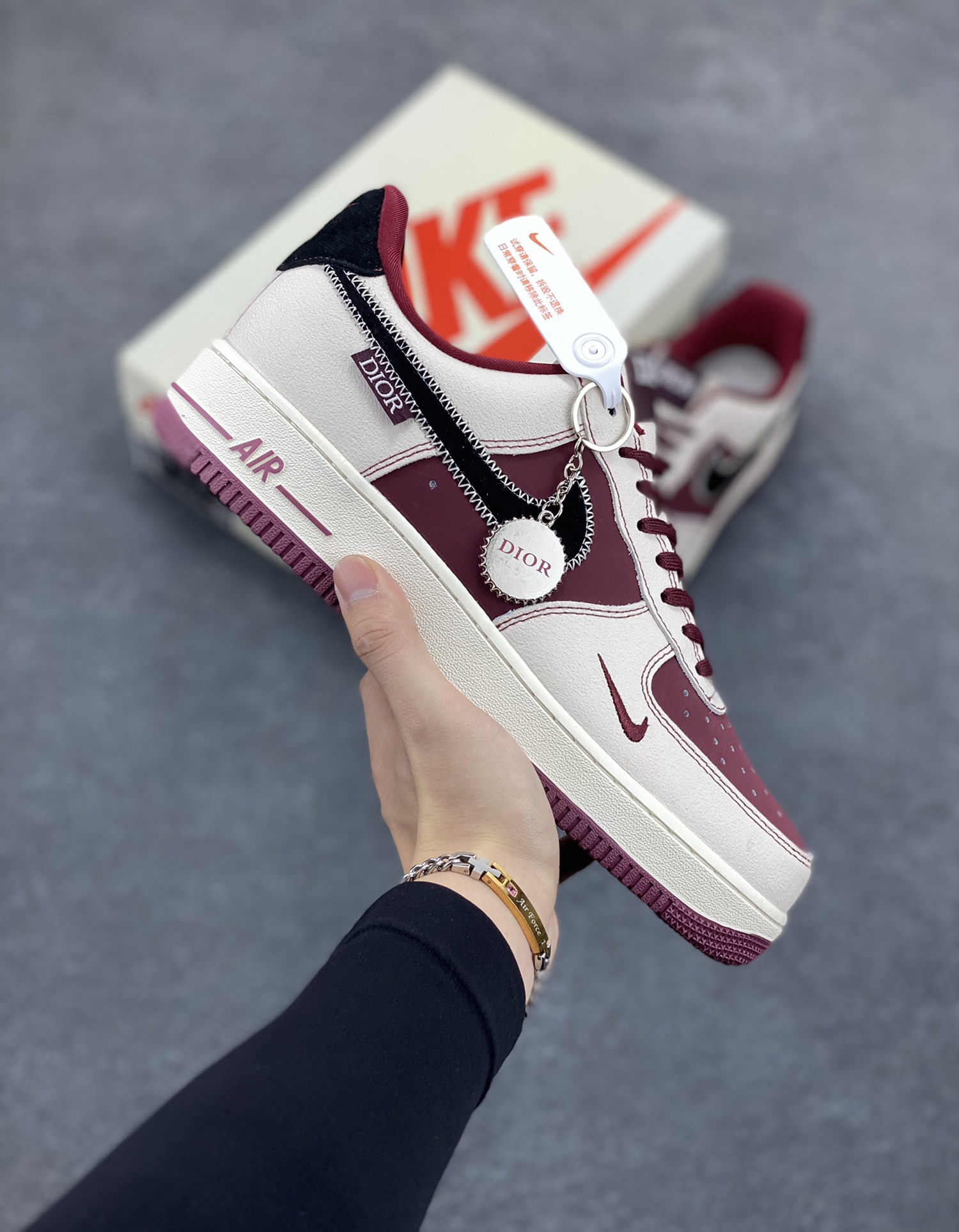 NIke Air Force 1 \’07 Low “迪奥联名——米酒红”空军一号 低帮 运动鞋 休闲鞋 折边针车 工艺难度大 原楦头原纸板 原装鞋盒 定制五金配件 内置全掌气垫 原厂鞋底 货号：KK1988-046 尺码：36 36.5 37.5 38 38.5 39 40 40.5 41 42 42.5 43 44 44.5 45-选品中心
