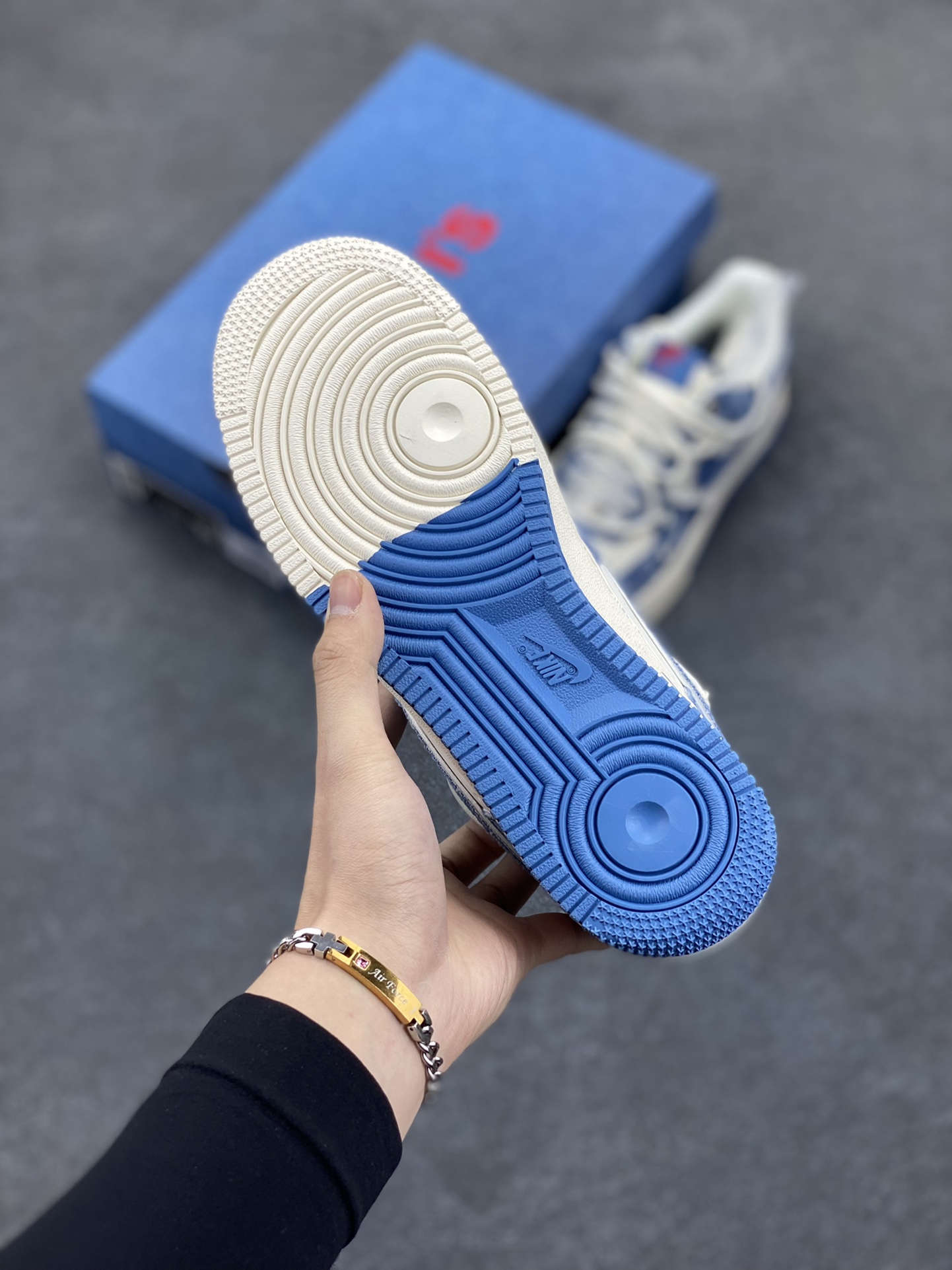 图片[5]-NIke Air Force 1 \’07 Low “李维斯联名——双拼牛仔抽绳”空军一号 低帮 运动鞋 休闲鞋 折边针车 工艺难度大 原楦头原纸板 原装鞋盒 定制五金配件 内置全掌气垫 原厂鞋底 货号：SJ1198-001 尺码：36 36.5 37.5 38 38.5 39 40 40.5 41 42 42.5 43 44 44.5 45-选品中心