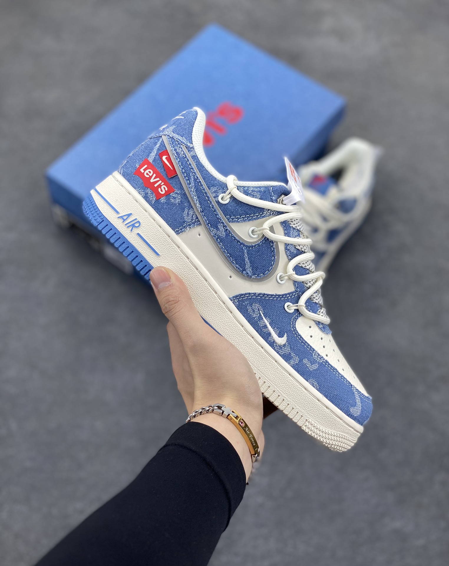 NIke Air Force 1 \'07 Low “李维斯联名——双拼牛仔抽绳”空军一号 低帮 运动鞋 休闲鞋 折边针车 工艺难度大 原楦头原纸板 原装鞋盒 定制五金配件 内置全掌气垫 原厂鞋底 货号：SJ1198-001 尺码：36 36.5 37.5 38 38.5 39 40 40.5 41 42 42.5 43 44 44.5 45-选品中心