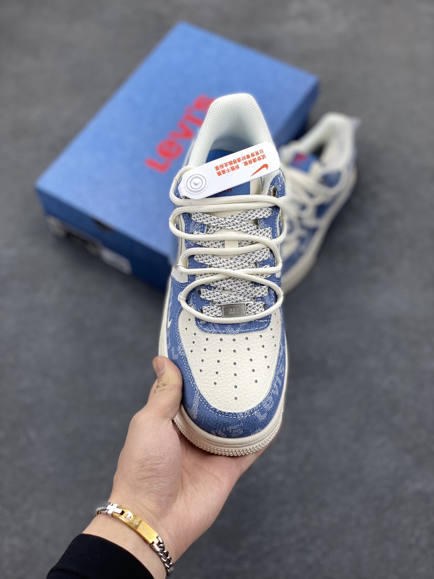 图片[2]-NIke Air Force 1 \’07 Low “李维斯联名——双拼牛仔抽绳”空军一号 低帮 运动鞋 休闲鞋 折边针车 工艺难度大 原楦头原纸板 原装鞋盒 定制五金配件 内置全掌气垫 原厂鞋底 货号：SJ1198-001 尺码：36 36.5 37.5 38 38.5 39 40 40.5 41 42 42.5 43 44 44.5 45-选品中心