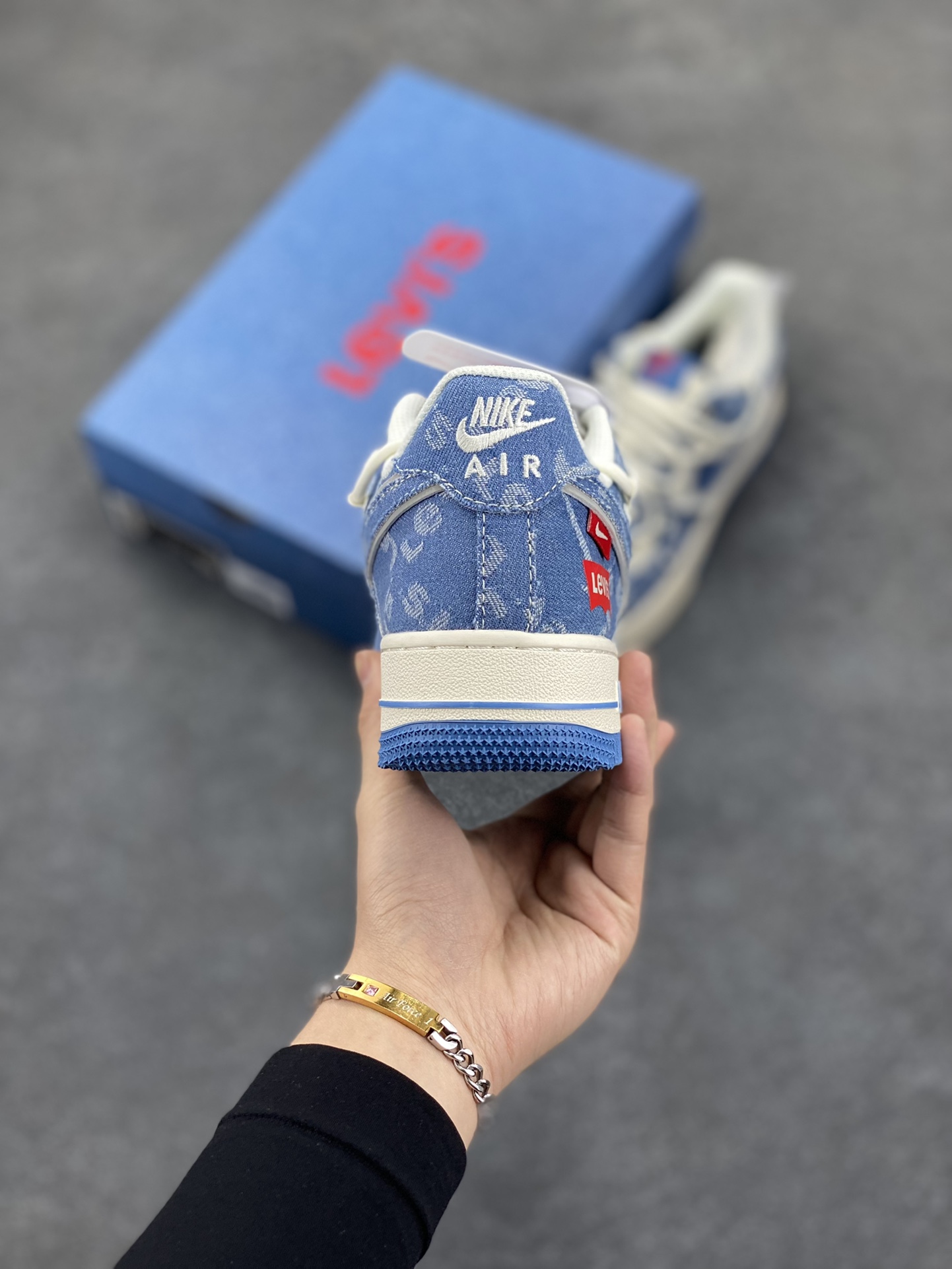 图片[4]-NIke Air Force 1 \’07 Low “李维斯联名——双拼牛仔抽绳”空军一号 低帮 运动鞋 休闲鞋 折边针车 工艺难度大 原楦头原纸板 原装鞋盒 定制五金配件 内置全掌气垫 原厂鞋底 货号：SJ1198-001 尺码：36 36.5 37.5 38 38.5 39 40 40.5 41 42 42.5 43 44 44.5 45-选品中心