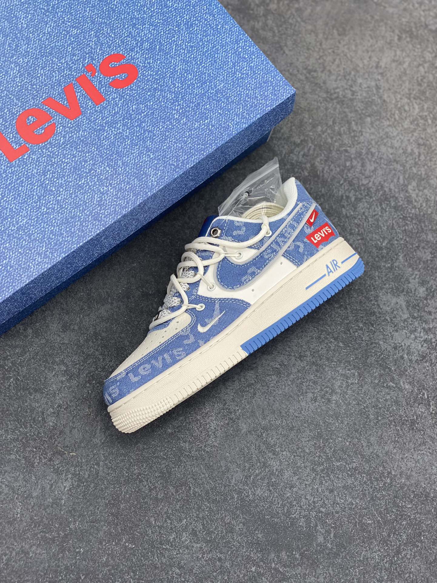 图片[7]-NIke Air Force 1 \’07 Low “李维斯联名——双拼牛仔抽绳”空军一号 低帮 运动鞋 休闲鞋 折边针车 工艺难度大 原楦头原纸板 原装鞋盒 定制五金配件 内置全掌气垫 原厂鞋底 货号：SJ1198-001 尺码：36 36.5 37.5 38 38.5 39 40 40.5 41 42 42.5 43 44 44.5 45-选品中心