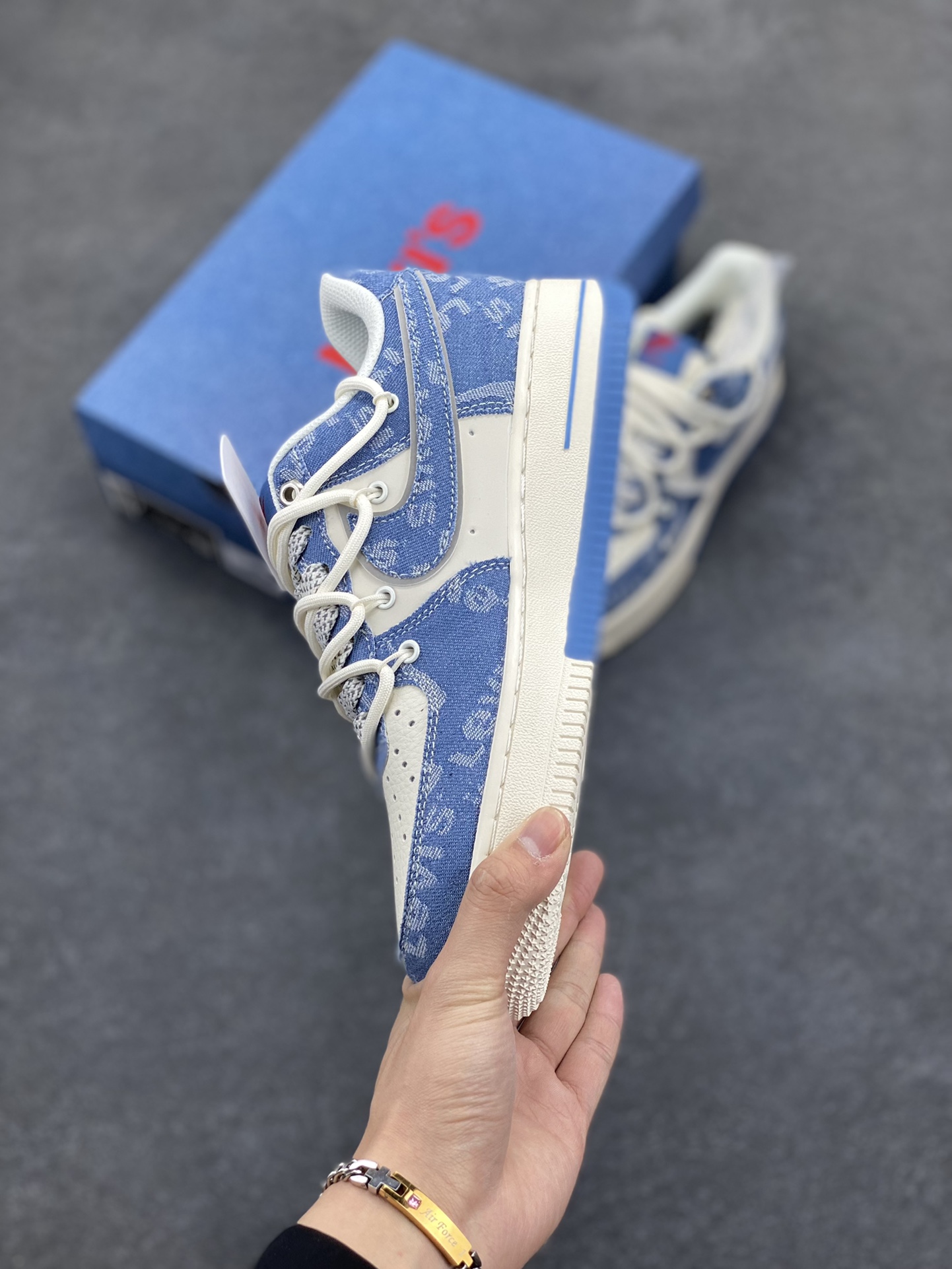 图片[3]-NIke Air Force 1 \’07 Low “李维斯联名——双拼牛仔抽绳”空军一号 低帮 运动鞋 休闲鞋 折边针车 工艺难度大 原楦头原纸板 原装鞋盒 定制五金配件 内置全掌气垫 原厂鞋底 货号：SJ1198-001 尺码：36 36.5 37.5 38 38.5 39 40 40.5 41 42 42.5 43 44 44.5 45-选品中心