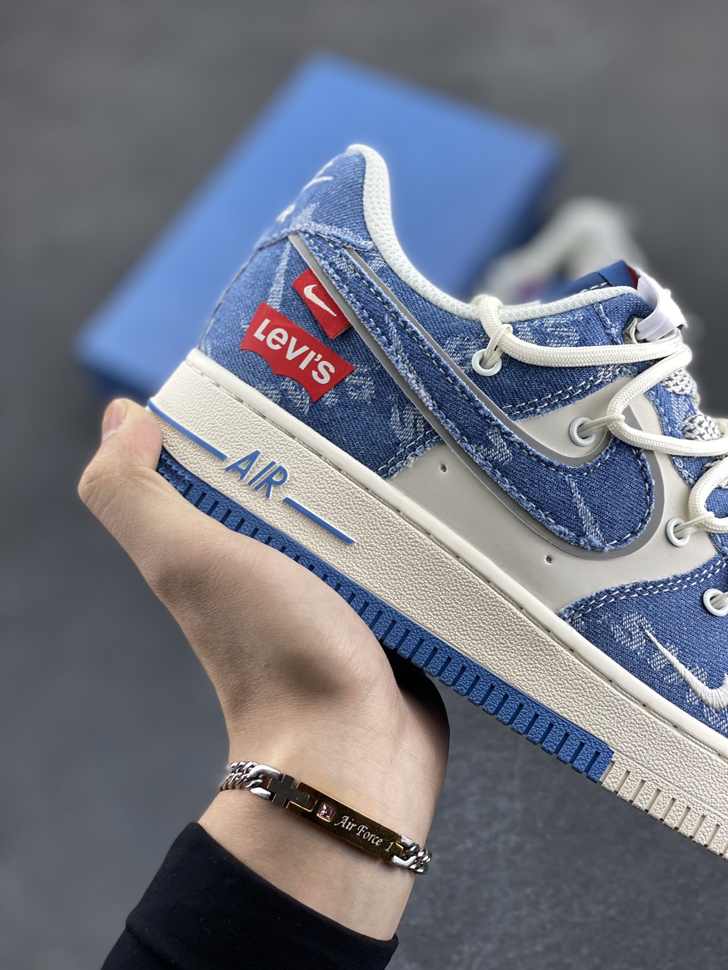 图片[6]-NIke Air Force 1 \’07 Low “李维斯联名——双拼牛仔抽绳”空军一号 低帮 运动鞋 休闲鞋 折边针车 工艺难度大 原楦头原纸板 原装鞋盒 定制五金配件 内置全掌气垫 原厂鞋底 货号：SJ1198-001 尺码：36 36.5 37.5 38 38.5 39 40 40.5 41 42 42.5 43 44 44.5 45-选品中心