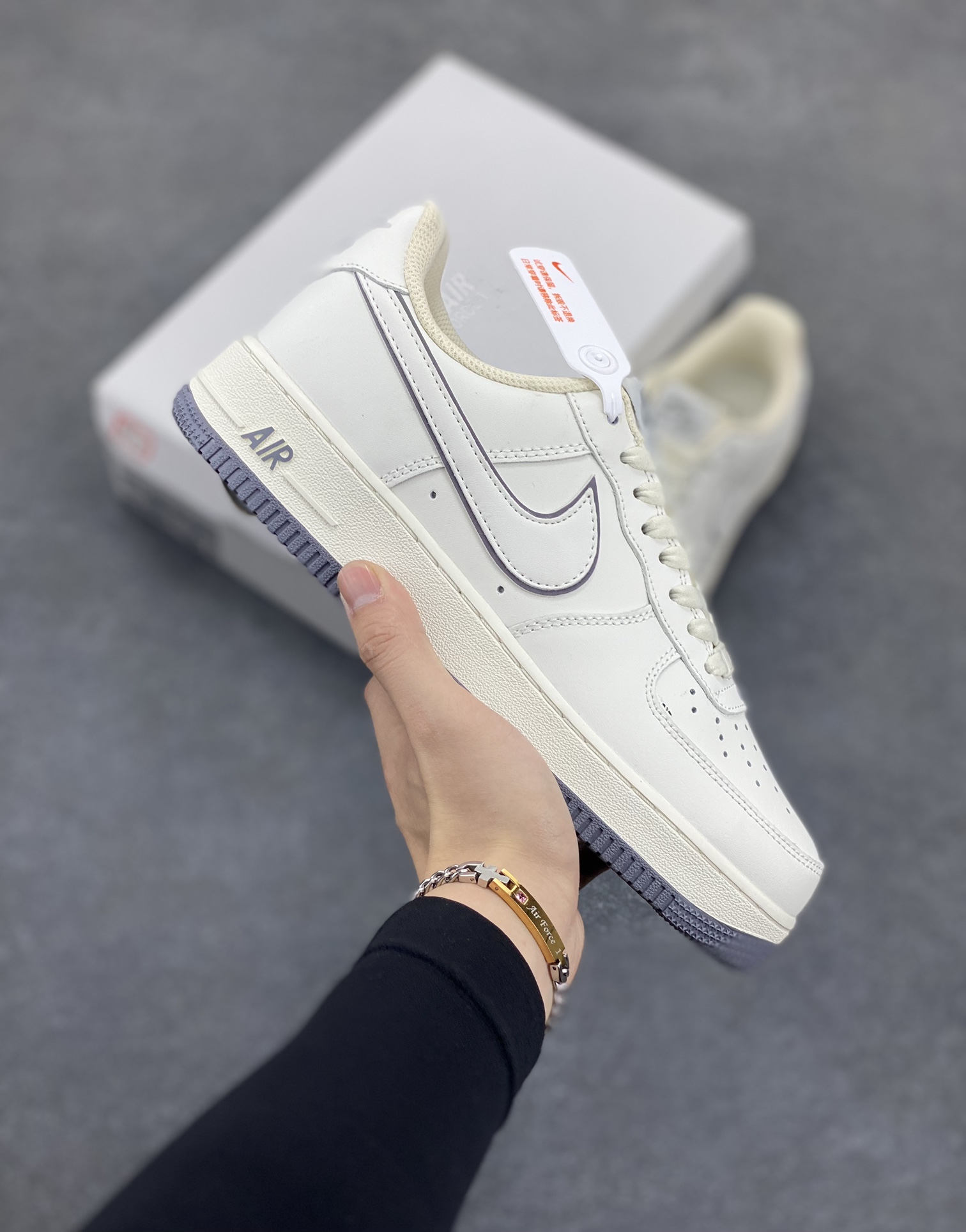 Nike Air Force 1 Low \'07 白银灰 低帮空军一号休闲板鞋 定制皮料 原楦原纸板 纯正版型 原装鞋盒 清洁度完美 内置全掌气垫 货号：DZ2799-122 尺码：36 36.5 37.5 38 38.5 39 40 40.5 41 42 42.5 43 44 44.5 45-选品中心