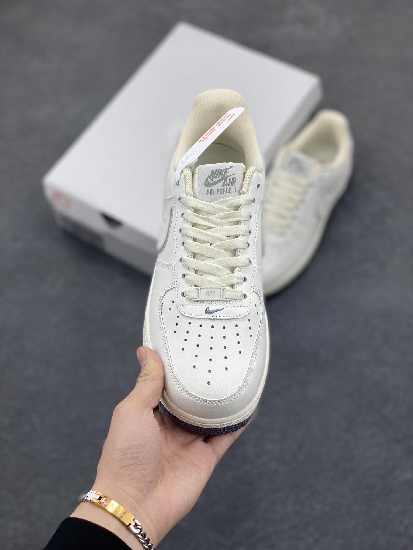 图片[2]-Nike Air Force 1 Low \’07 白银灰 低帮空军一号休闲板鞋 定制皮料 原楦原纸板 纯正版型 原装鞋盒 清洁度完美 内置全掌气垫 货号：DZ2799-122 尺码：36 36.5 37.5 38 38.5 39 40 40.5 41 42 42.5 43 44 44.5 45-选品中心