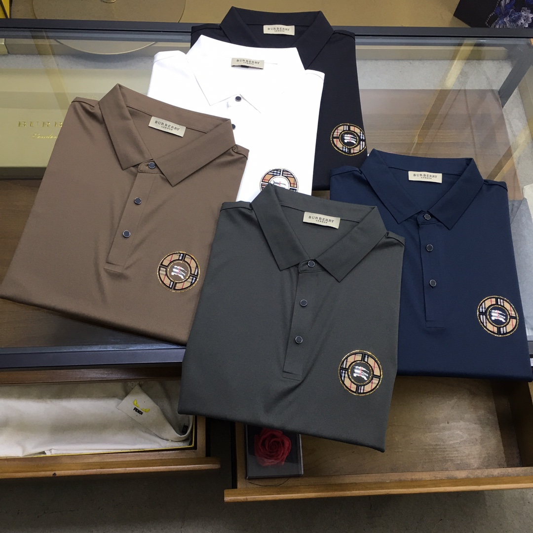 NO:132730,New product [Burber..y] High-end Polo 2025SS Spring and Summer New Product Go Fashion and Casual Lapel T-shirt, Selected High-quality Tennis Cool Fabric, Stainless Cutting Process, Exquisite Logo Design Logo on the chest, Customer-supplied hardware and accessories, Simple and easy to match, a must-have item for casual business men!  SizeM-4XL [Please report height and weight by placing an order], burberry,tees, t-shirt,alexander wang19860909新品【Burber..y】高端Polo 2025SS春夏新品 Go 时尚休闲翻领T恤,甄选优质天丝凉爽面料,无痕切割工艺,胸前密针精致logo设计标识,客供订织五金辅料,简约易搭配,休闲商务男人必备单品！ SizeM-4XL【下单请报身高体重】,,burberry,tees，t-shirt,alexander wang,Men's clothing