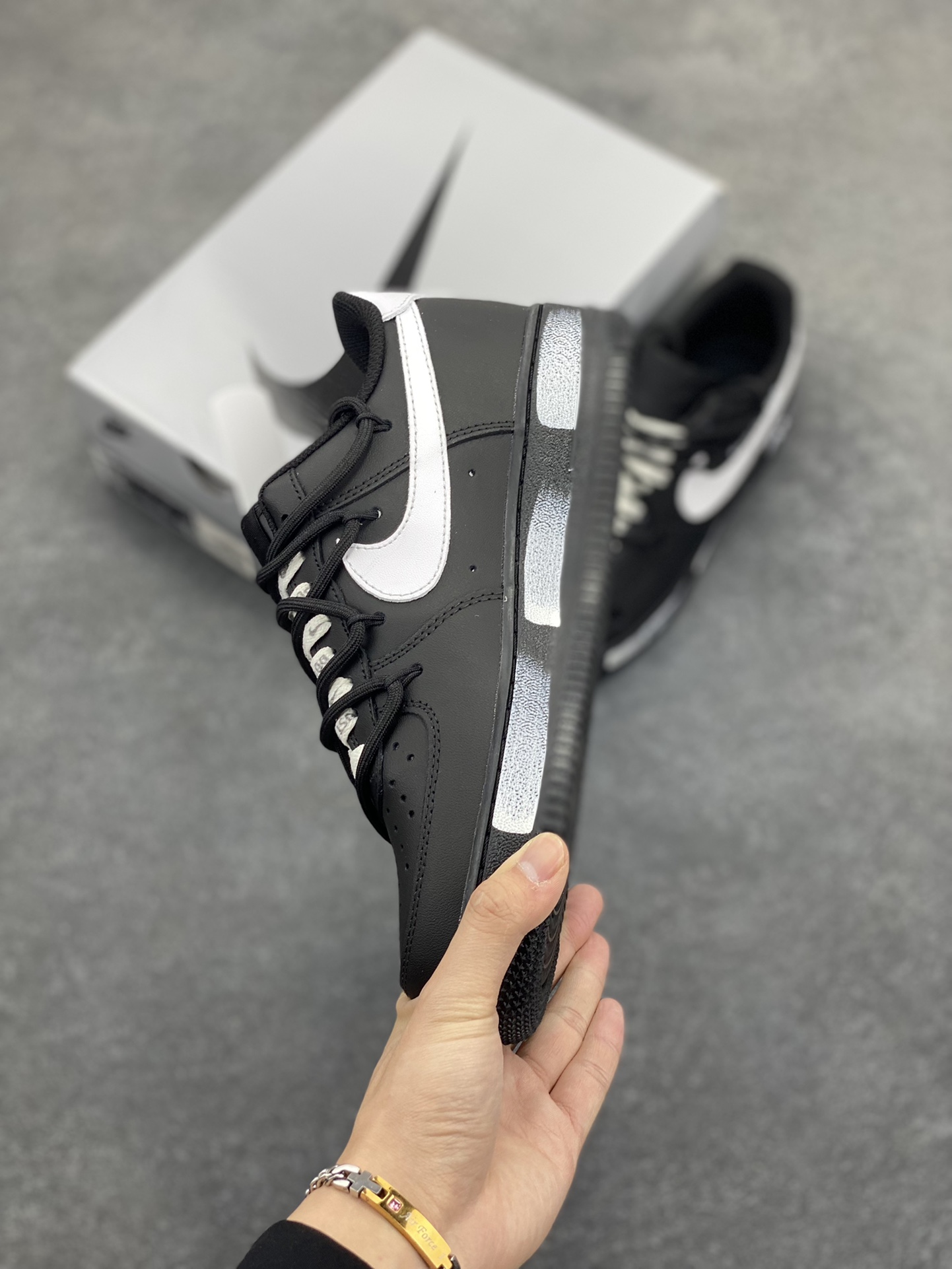 图片[3]-Nike Air Force 1 Low’07 高街off风 空军一号低帮休闲板鞋 定制皮料 定制鞋盒 配件齐全 原楦原纸板 纯正空军版型 内置全掌气垫 货号：ZH0316-059 尺码：36 36.5 37.5 38 38.5 39 40 40.5 41 42 42.5 43 44 44.5 45-选品中心